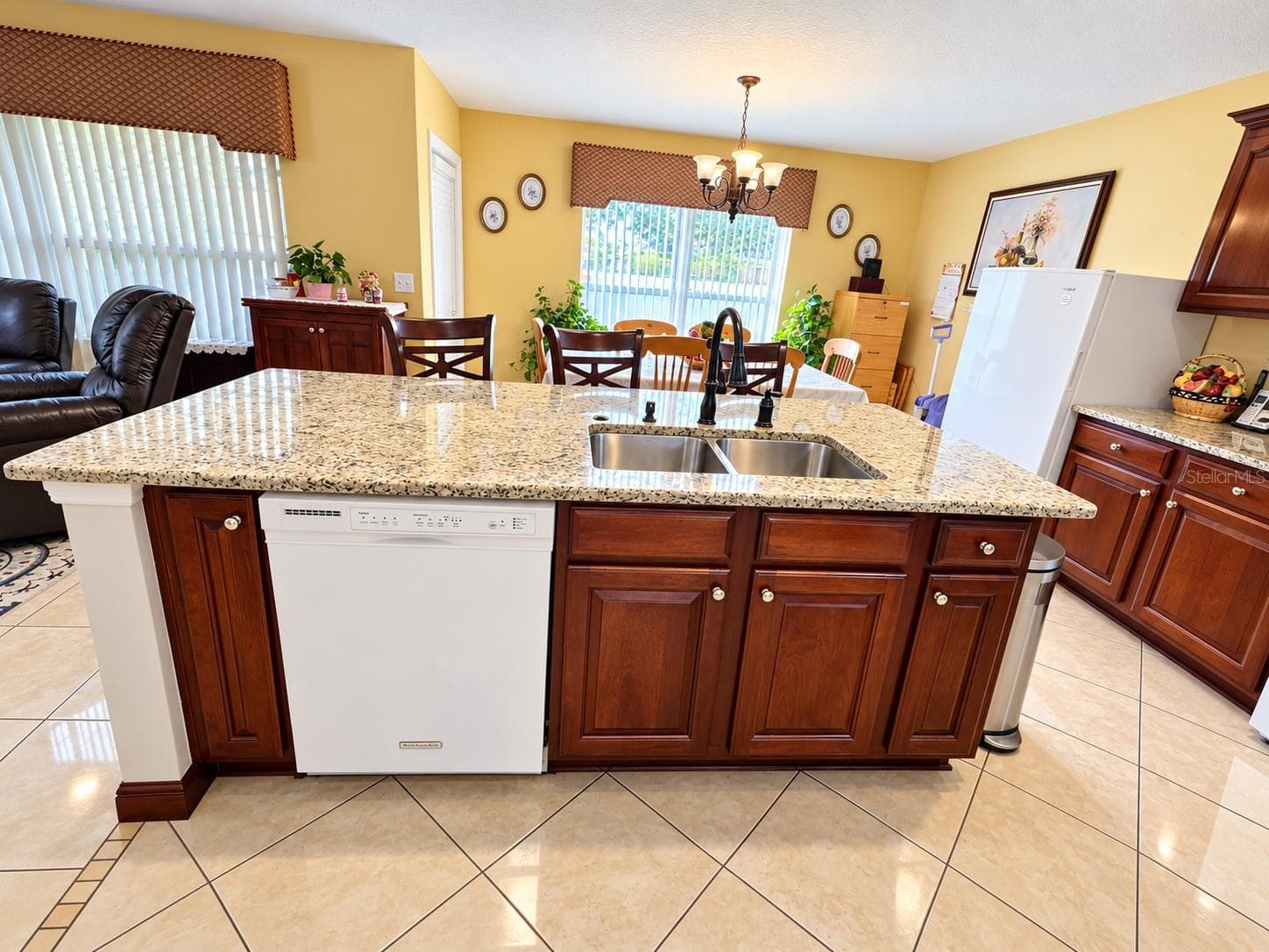 Kitchen island - 4408 ARUBA BLVD, CLERMONT