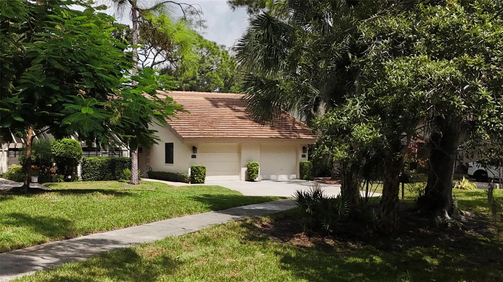 Exterior front view and walkway - 3266 SANDLEHEATH #51, SARASOTA