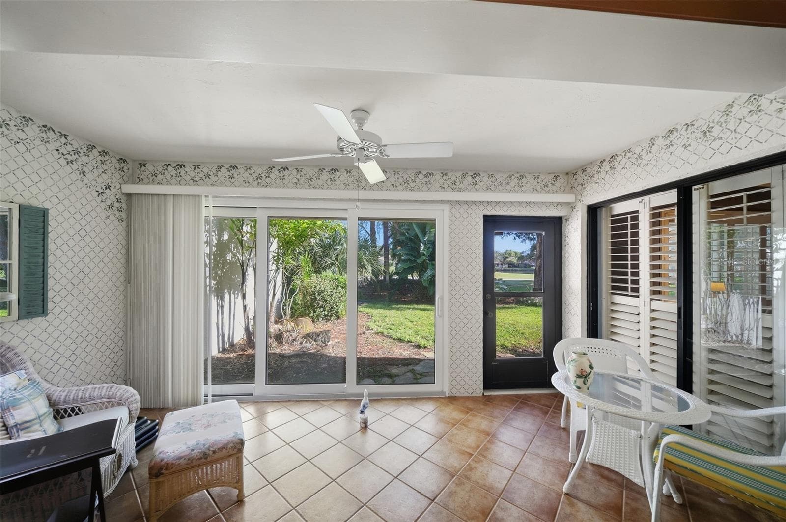Sunroom leading to backyard - 3266 SANDLEHEATH #51, SARASOTA