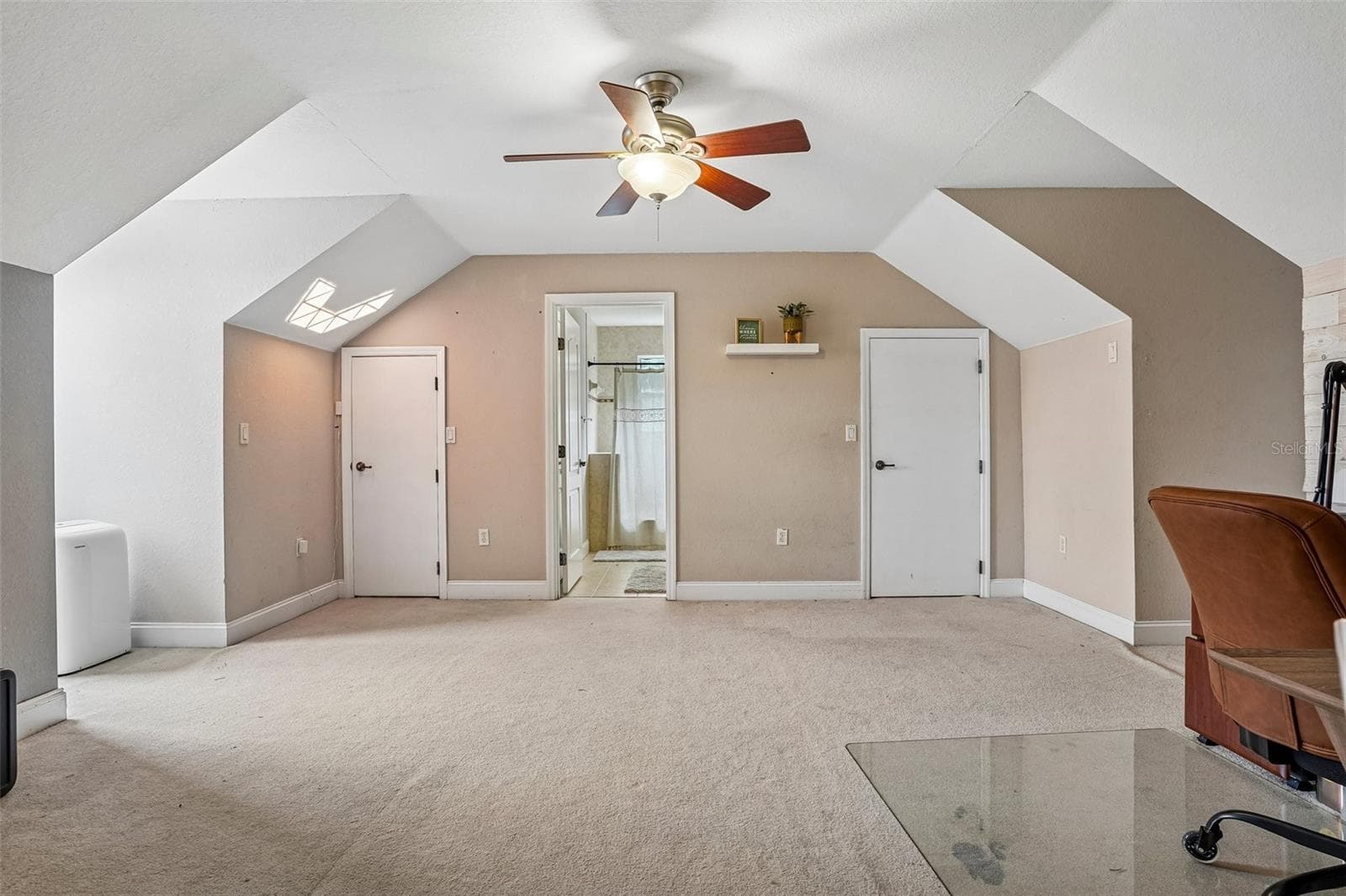 huge upstairs bedroom - 10540 SE 42ND TER, BELLEVIEW