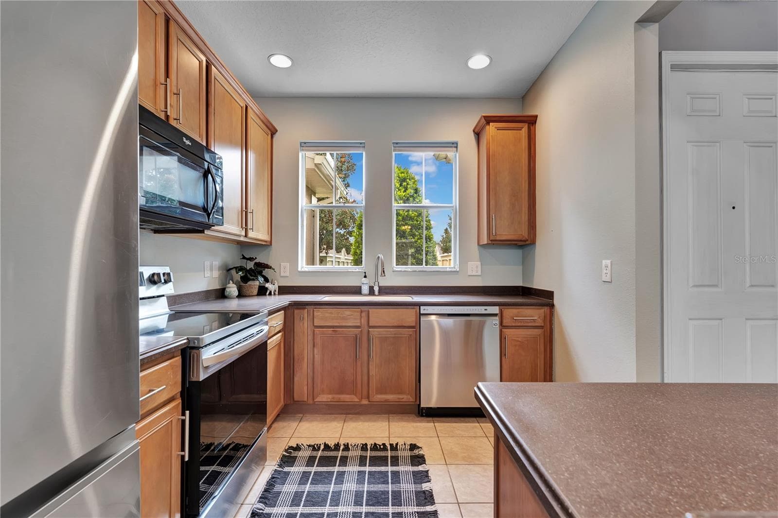 Walk thru Kitchen - 14169 AVENUE OF THE GRVS, WINTER GARDEN