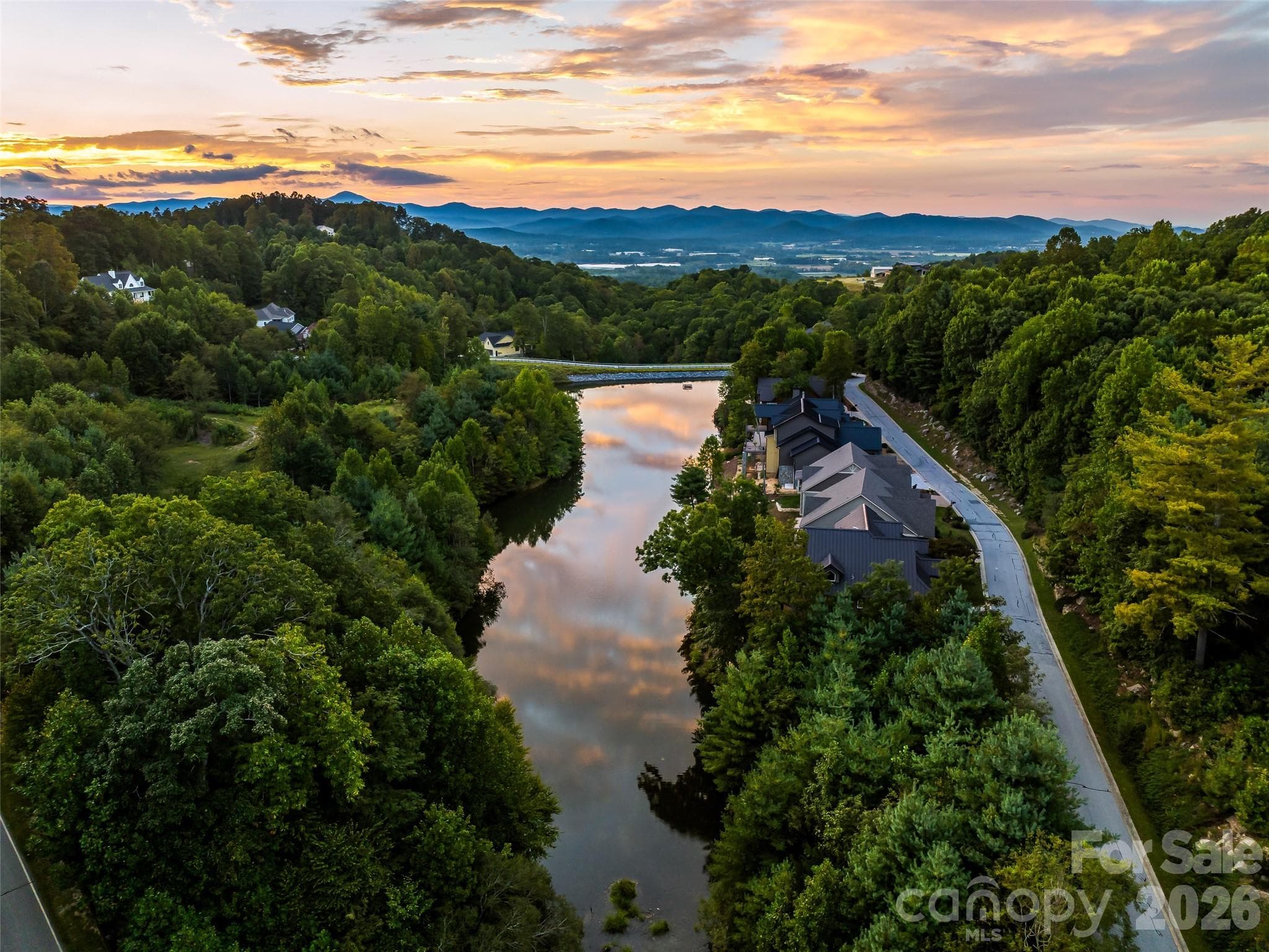 Bowing Lake and sunset mountain views - 158 Narrows Run Loop, Hendersonville