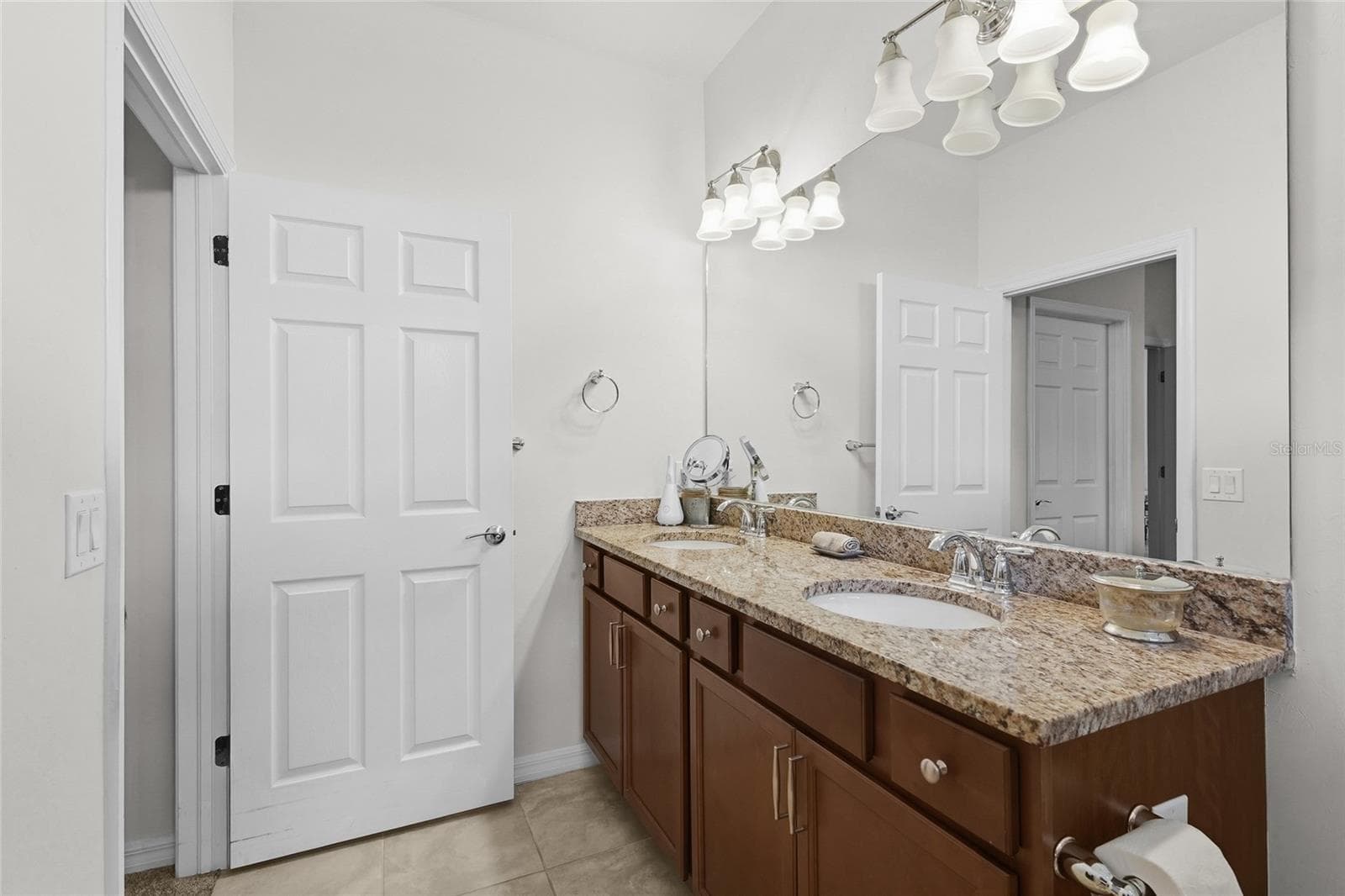 Single Family Residence at 19241 SERAFINA ST, VENICE, photo 27 of 72