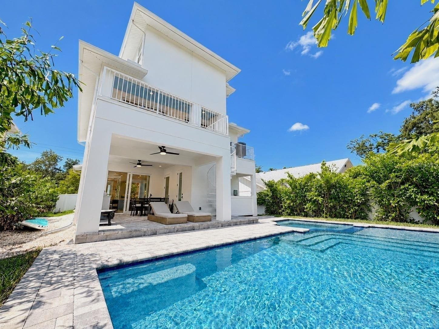 Heated saltwater pool, with a covered patio and outdoor kitchen - 1647 SIESTA DR, SARASOTA
