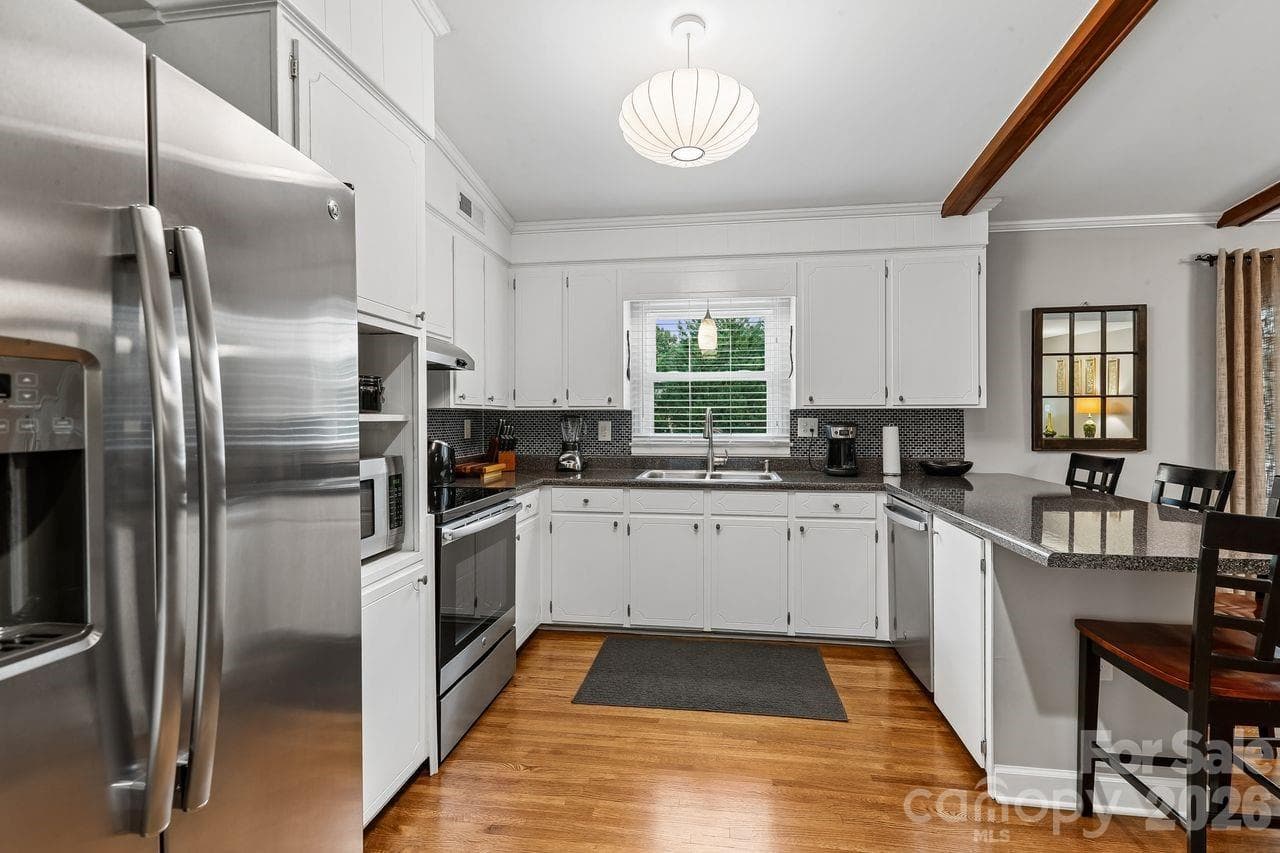 Single Family Residence at 122 Chanticleer Court, Charlotte, photo 11 of 36