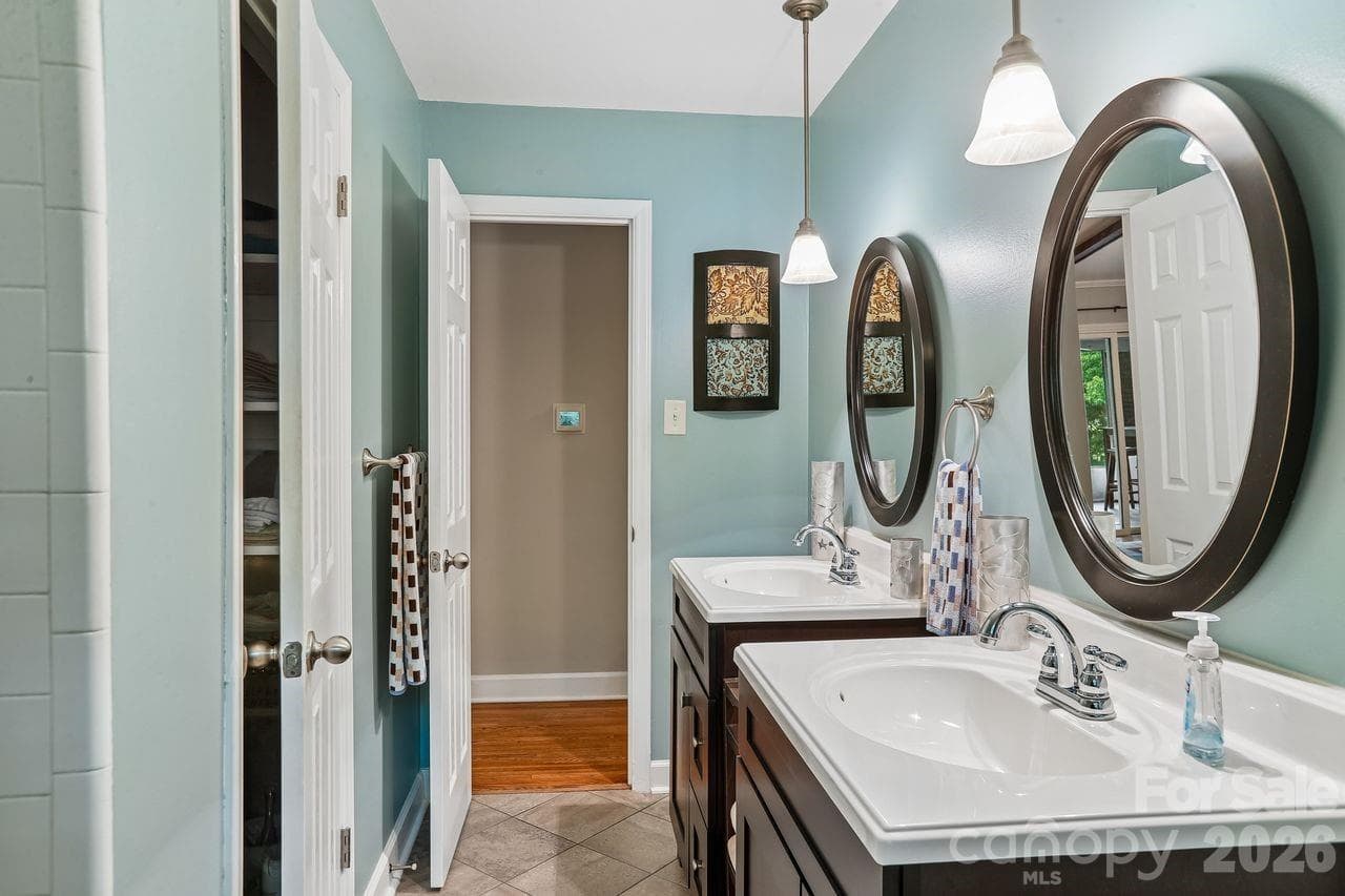 Secondary full bath - 122 Chanticleer Court, Charlotte
