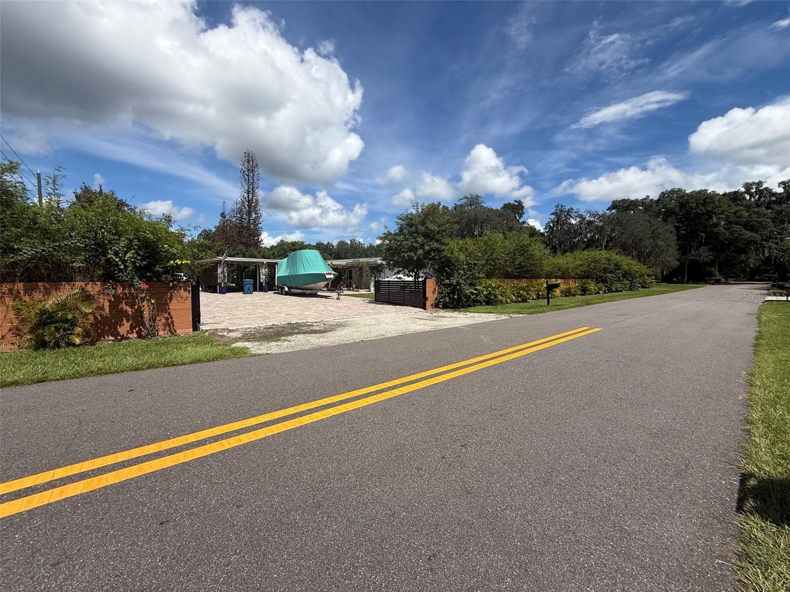 2207 POINSETTIA LN