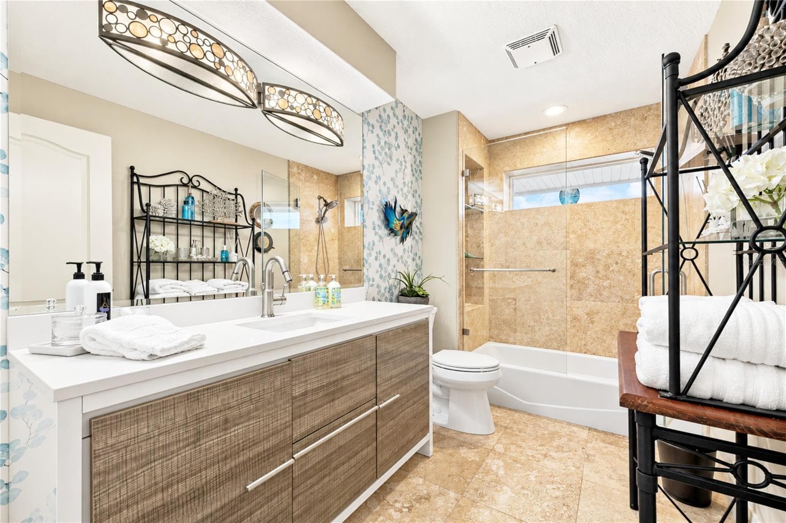 Guest Bath with Tub & Glass-Enclosed Shower - 3399 N OCEAN SHORE BLVD, FLAGLER BEACH
