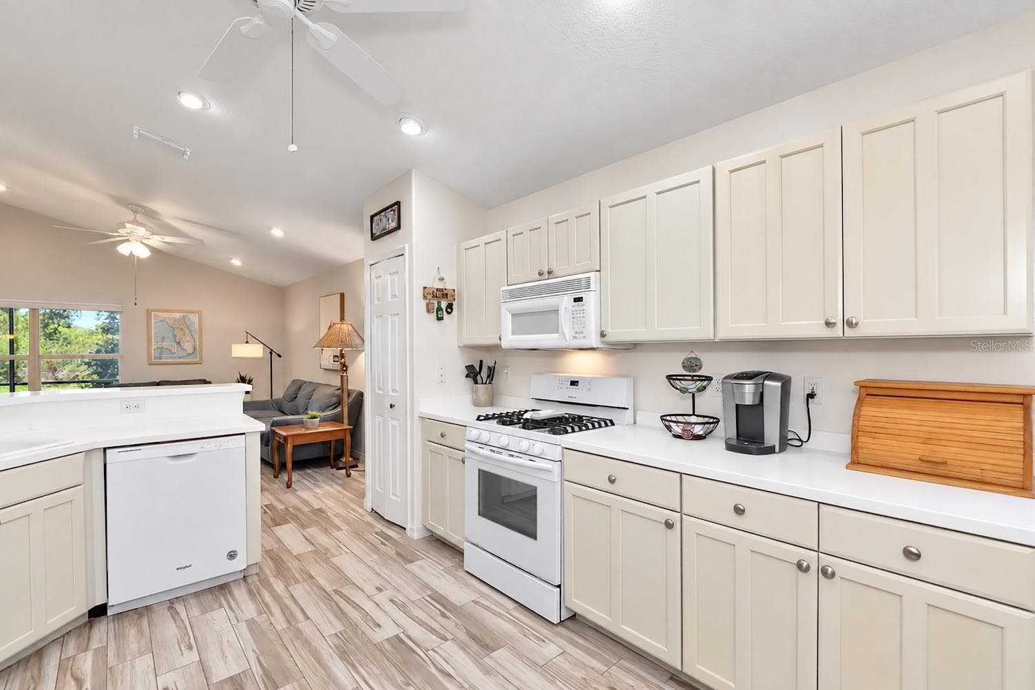 Natural gas range, hood microwave vents outside. - 5113 FLAGSTONE DR, SARASOTA