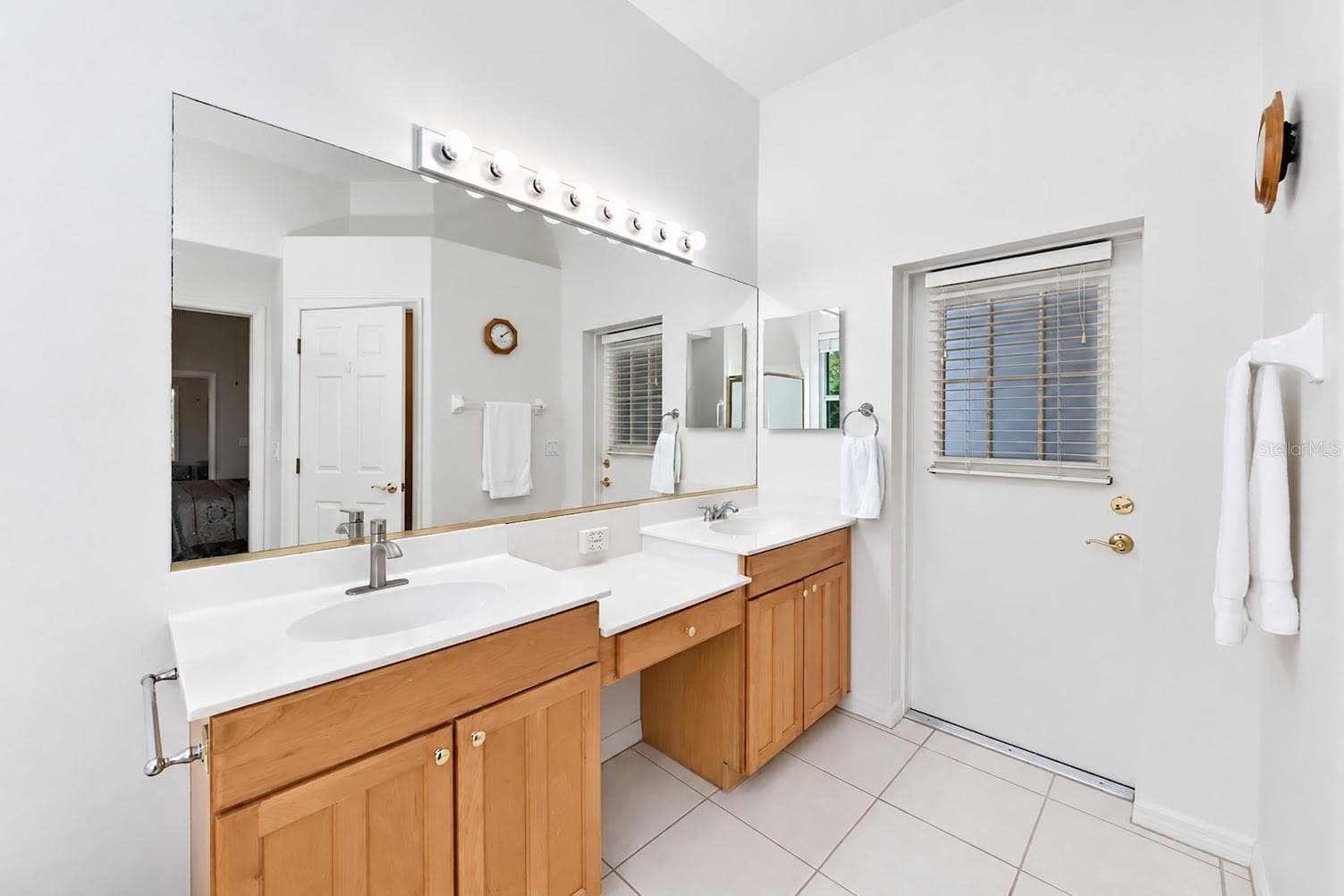 Primary suite w/door to lanai. - 5113 FLAGSTONE DR, SARASOTA