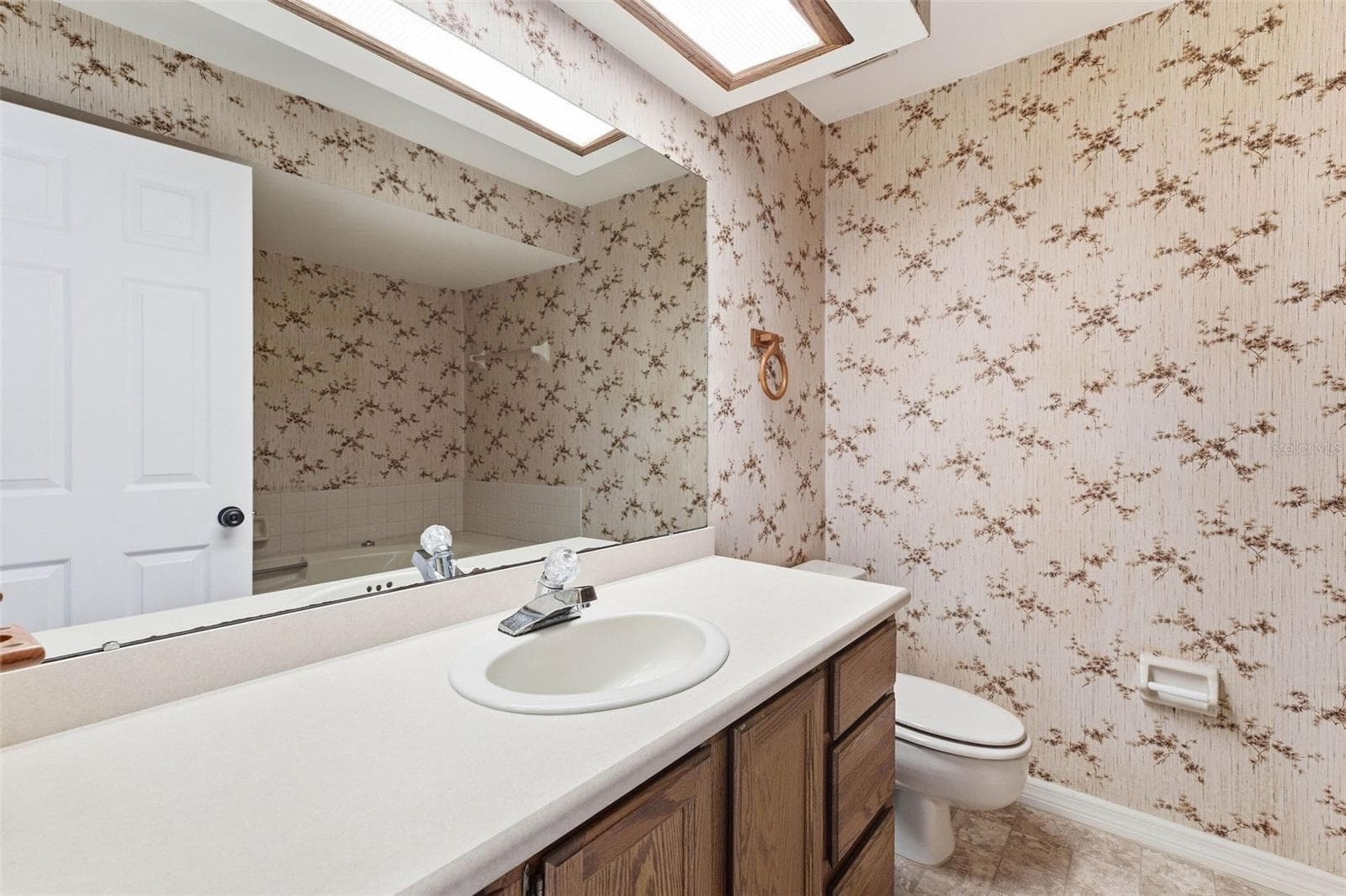 hall bath - 1304 TREETOP DR, PALM HARBOR