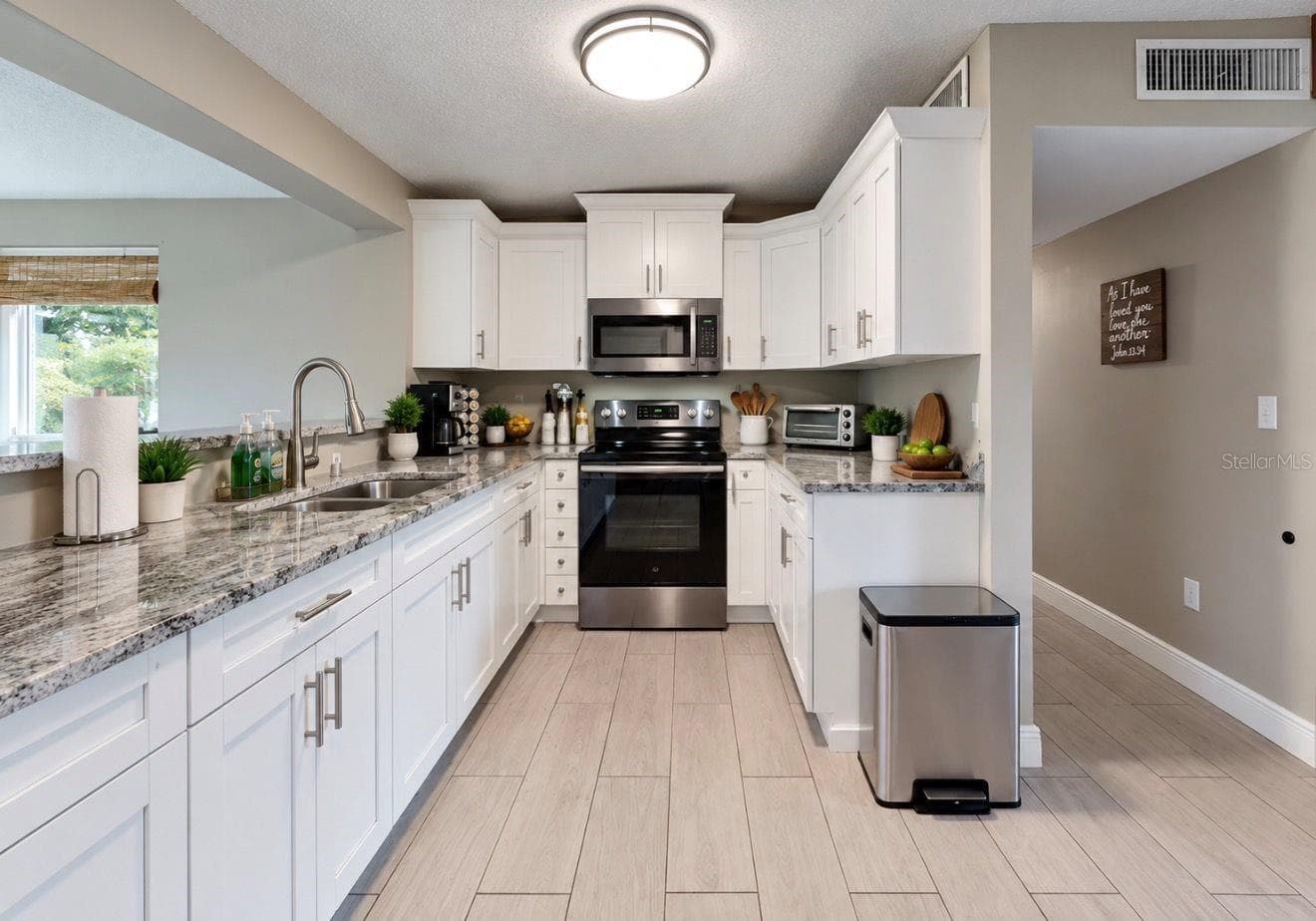 Single Family Residence at 717 W DEER LAKE DR, LUTZ, photo 14 of 39
