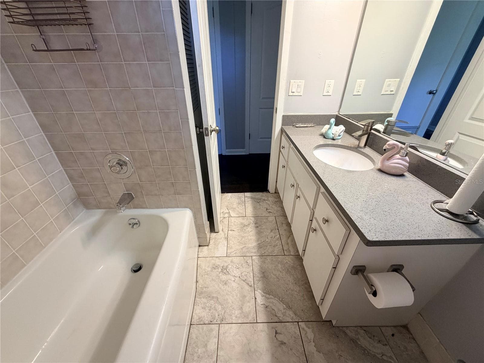 Hall bathroom tub and shower - 1774 NE 12TH ST, OCALA