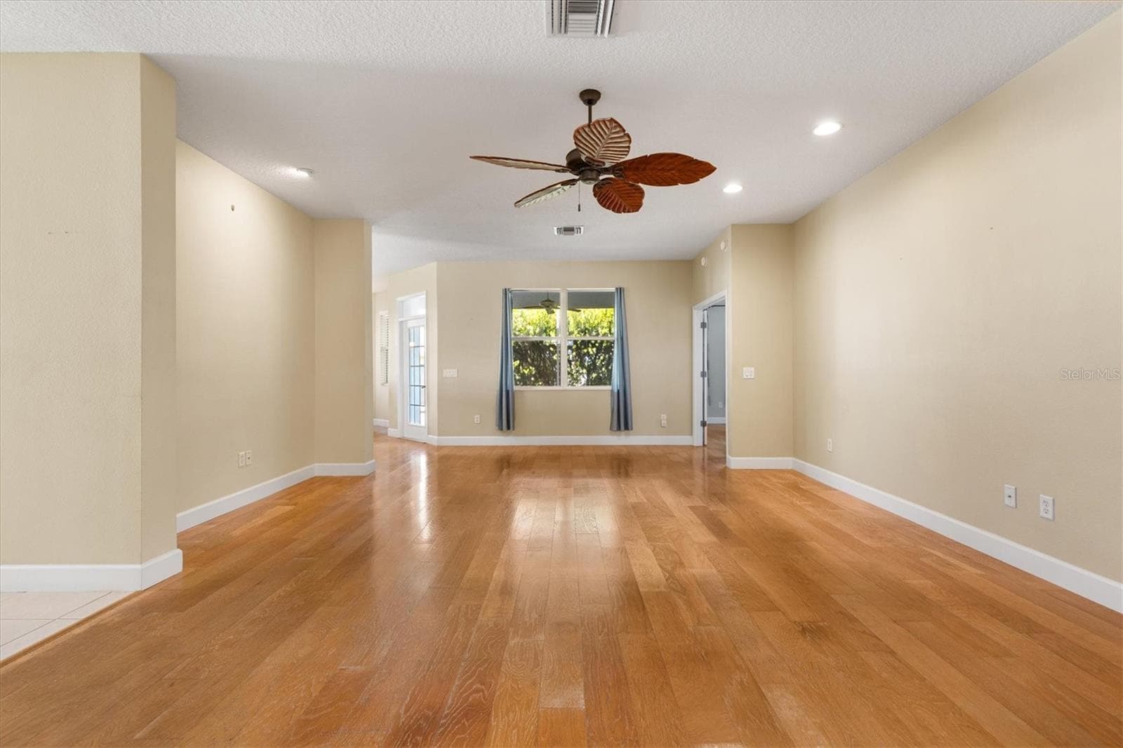 BEAUTIFUL ENGINEERED HARDWOOD FLOORS*5 INCH BASEBOARDS - 1025 WINNSBORO DR, THE VILLAGES