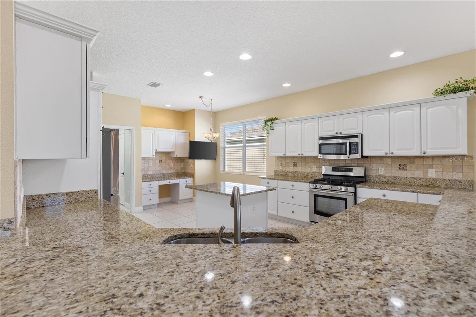GRANITE COUNTERTOPS - 1025 WINNSBORO DR, THE VILLAGES