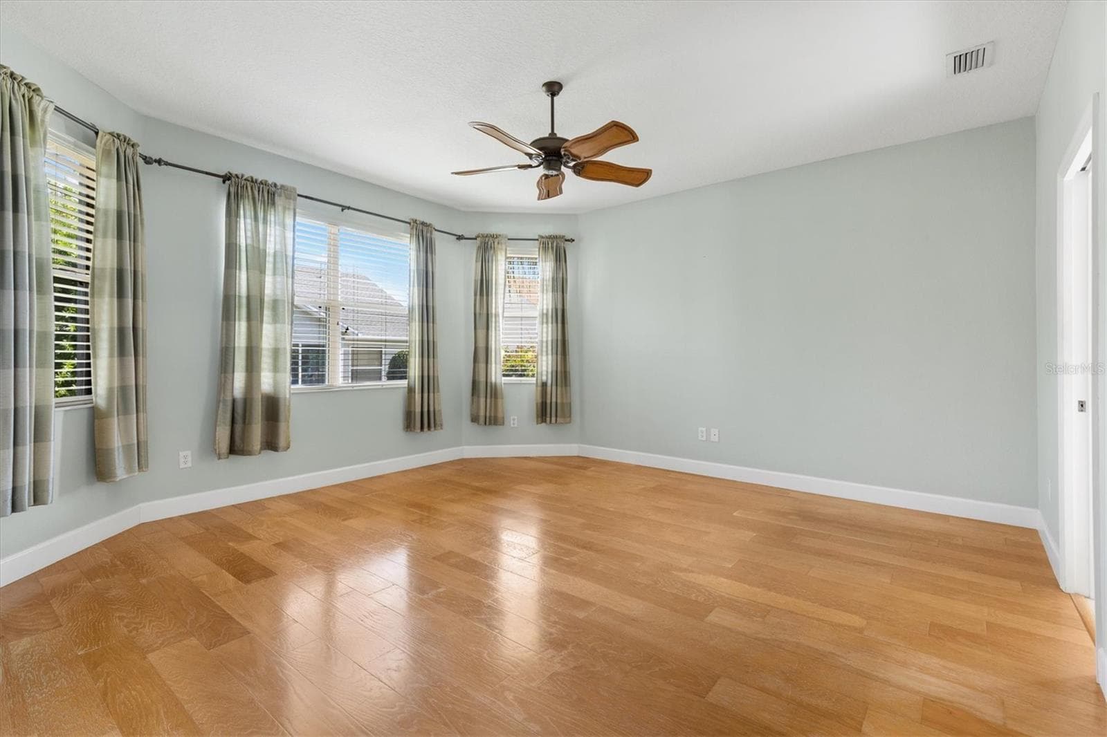 PRIMARY BEDROOM*EN-SUITE BATHROOM TO THE RIGHT - 1025 WINNSBORO DR, THE VILLAGES