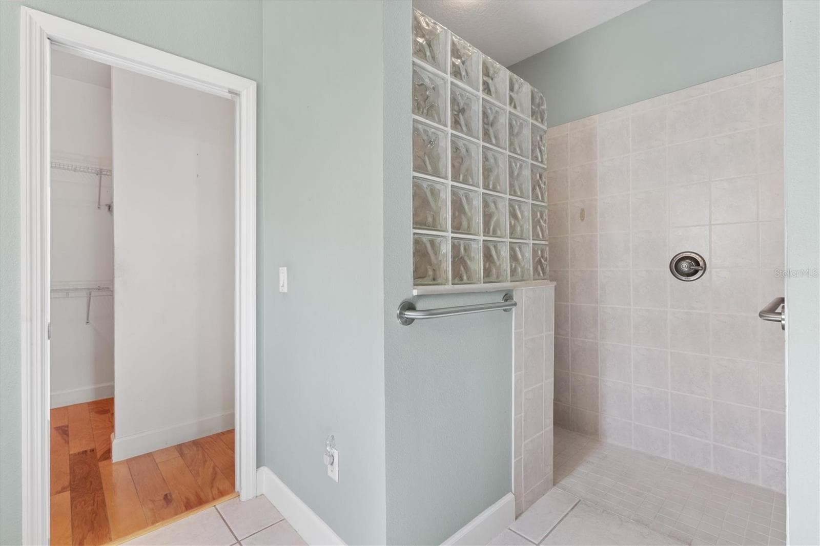 TILED ROMAN SHOWER - 1025 WINNSBORO DR, THE VILLAGES