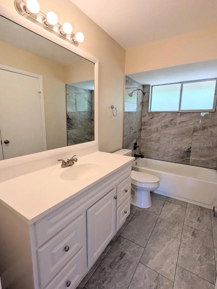 Jack and Jill master bath - 3111 CREEKGLEN CT, BRANDON
