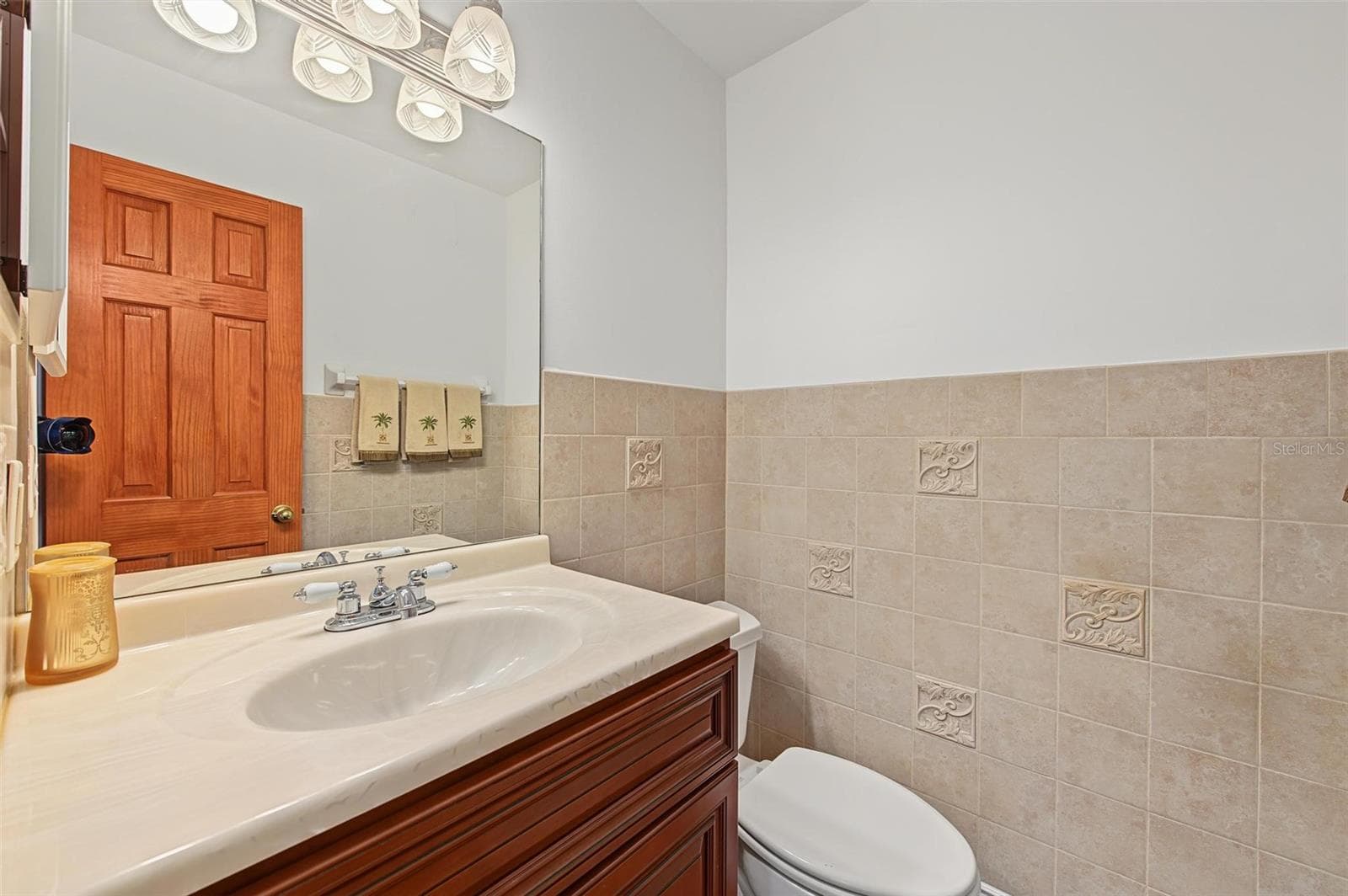 first floor half bathroom - 8239 VASSAR CIR, TAMPA