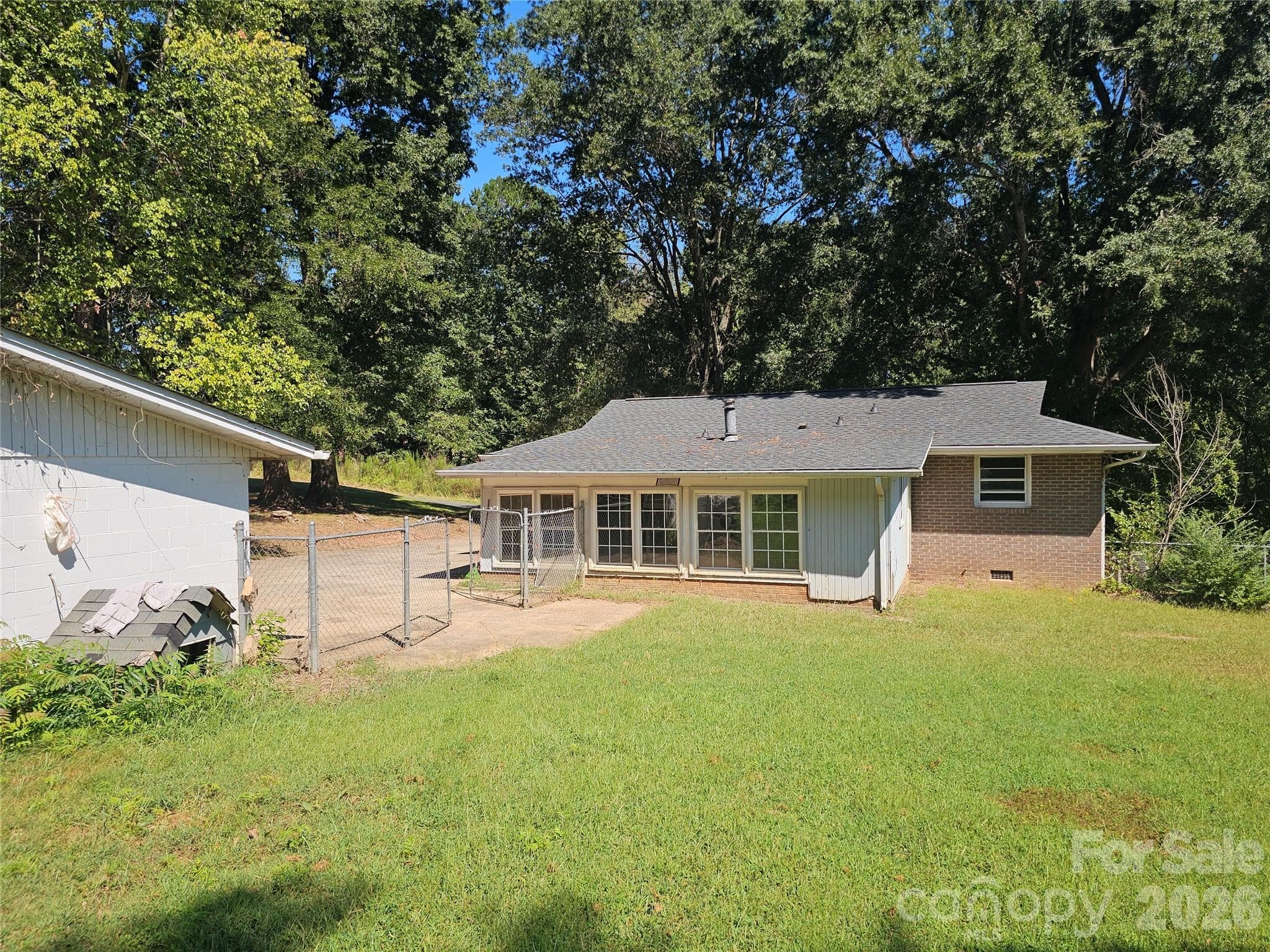Large fenced back yard - 2782 West View Street, Hickory