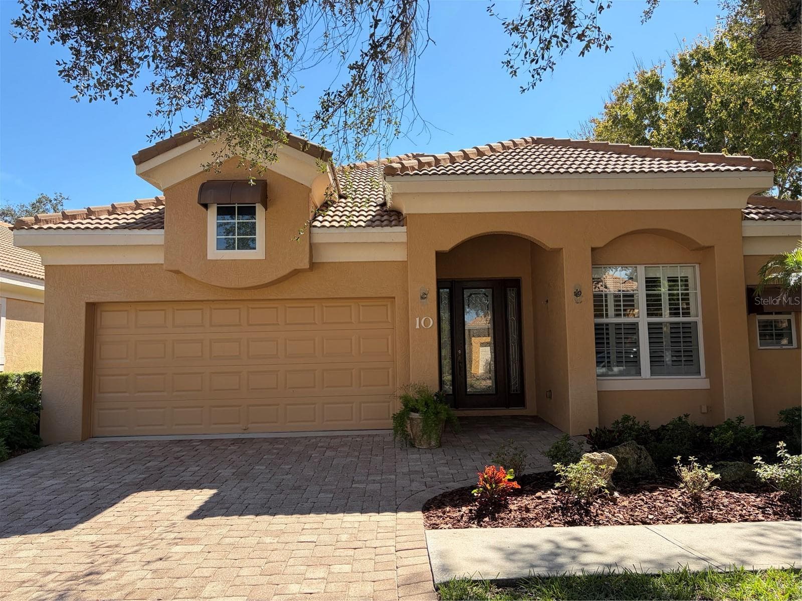 10 LAKESIDE WAY N