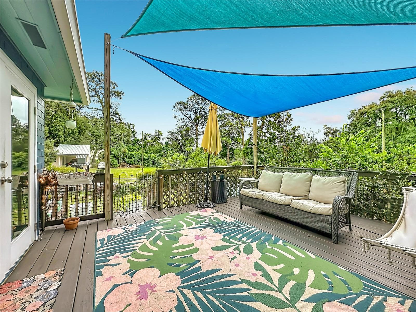Side porch/deck - 560 LIVE OAK AVE, KEYSTONE HEIGHTS