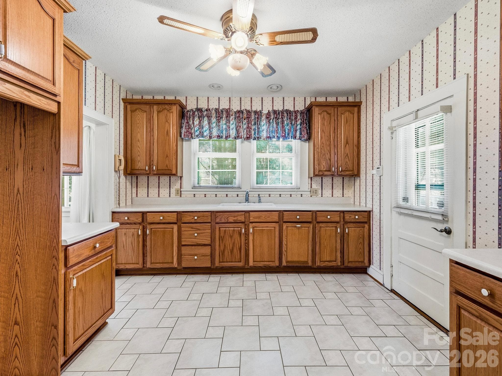 Oak cabients galore - 1308 Charlotte Highway, Fairview