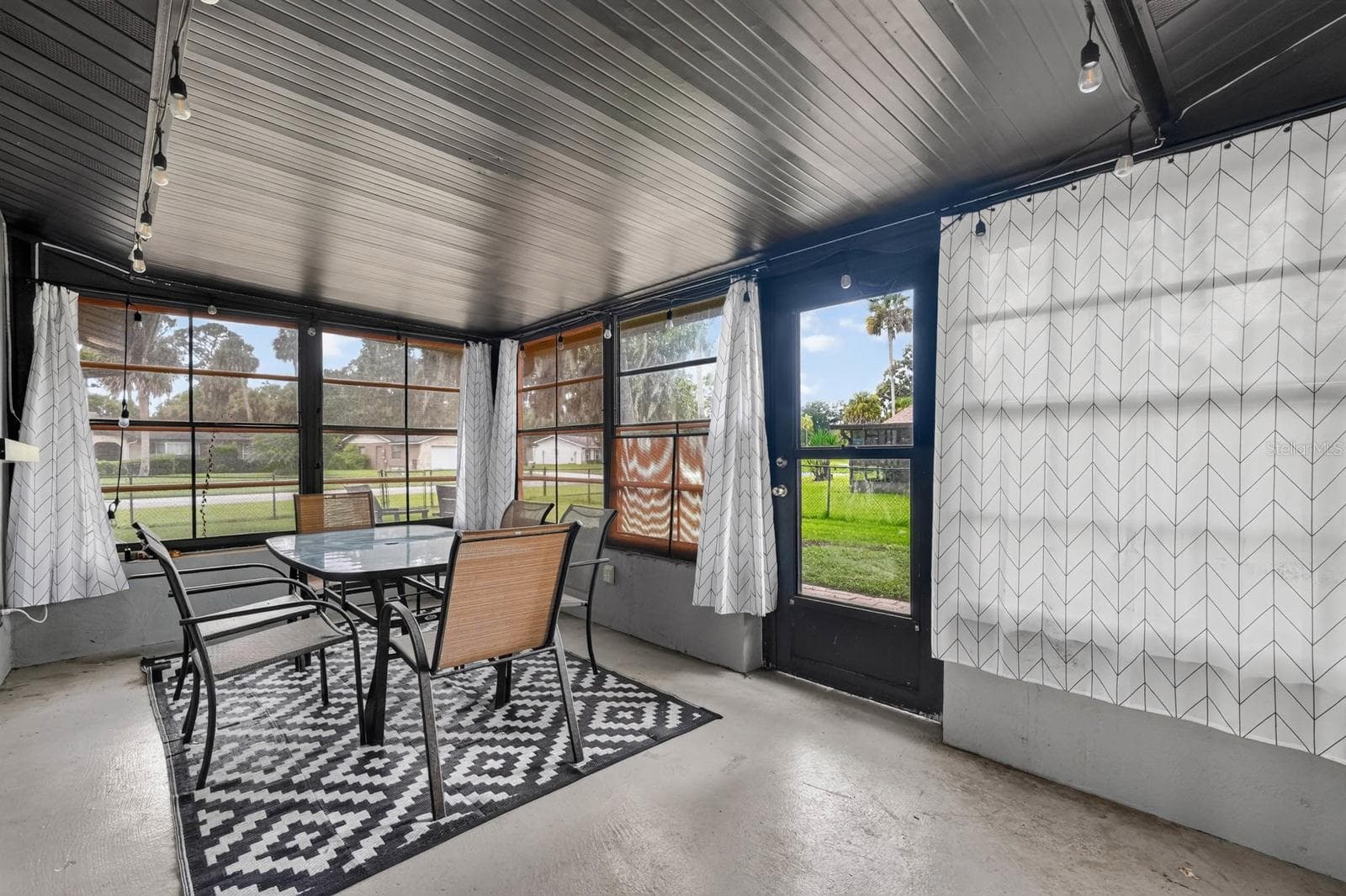 Screened Lanai - 319 QUAKER RIDGE DR, DAYTONA BEACH