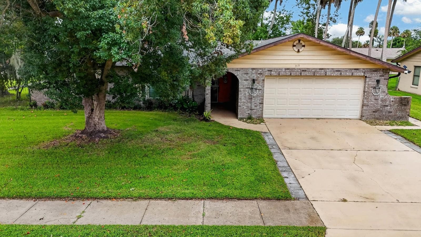 Front Exterior and Driveway - 319 QUAKER RIDGE DR, DAYTONA BEACH