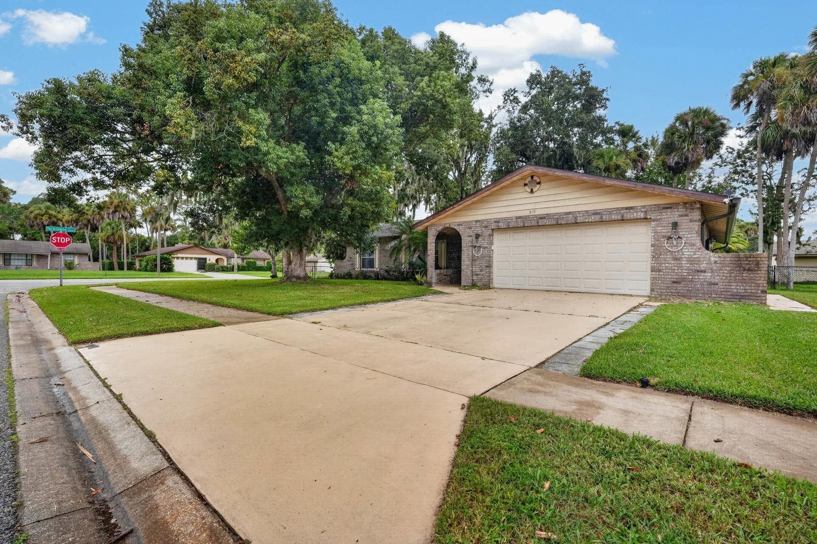 Driveway and Garage - 319 QUAKER RIDGE DR, DAYTONA BEACH