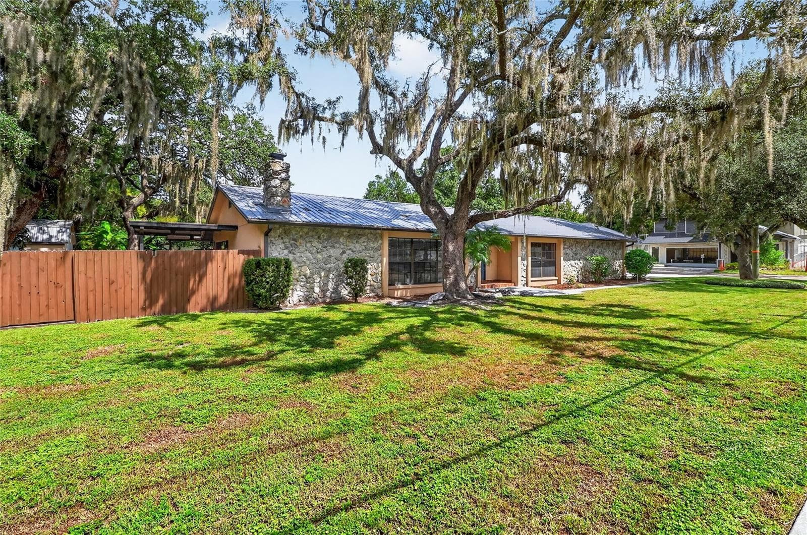 Alternative view of the home. - 3011 LAKE ELLEN DR, TAMPA