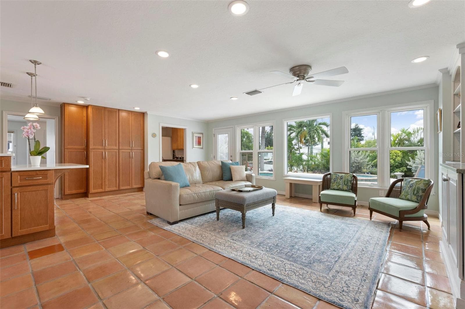 Open concept living and kitchen area - 503 65TH ST, HOLMES BEACH
