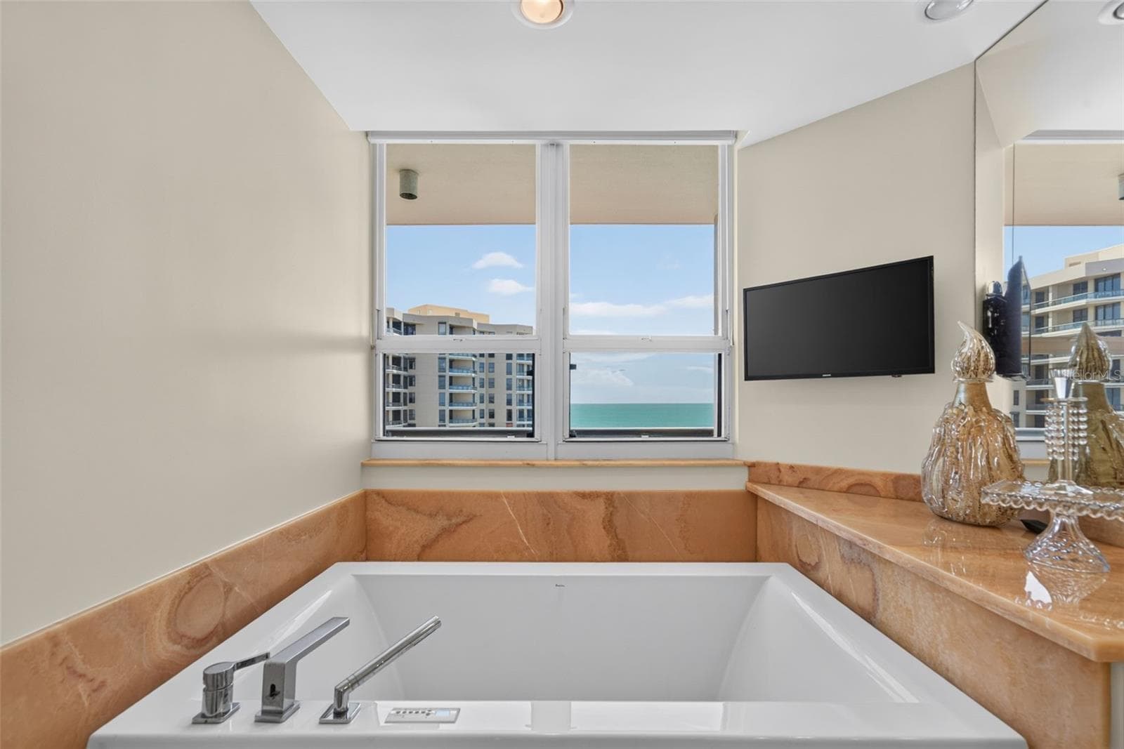 Soaking tub overlooking the gulf - 1281 GULF OF MEXICO DRIVE DR #707, LONGBOAT KEY