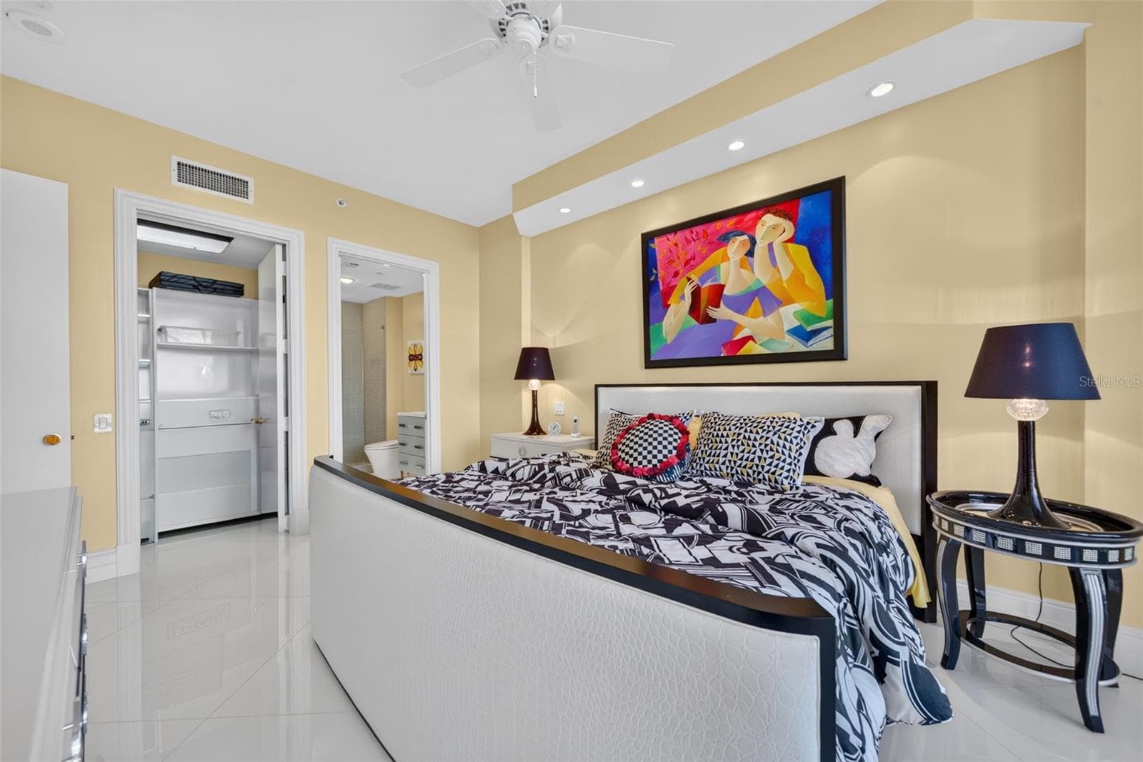 Guest bedroom 1 with closet and ensuite - 1281 GULF OF MEXICO DRIVE DR #707, LONGBOAT KEY