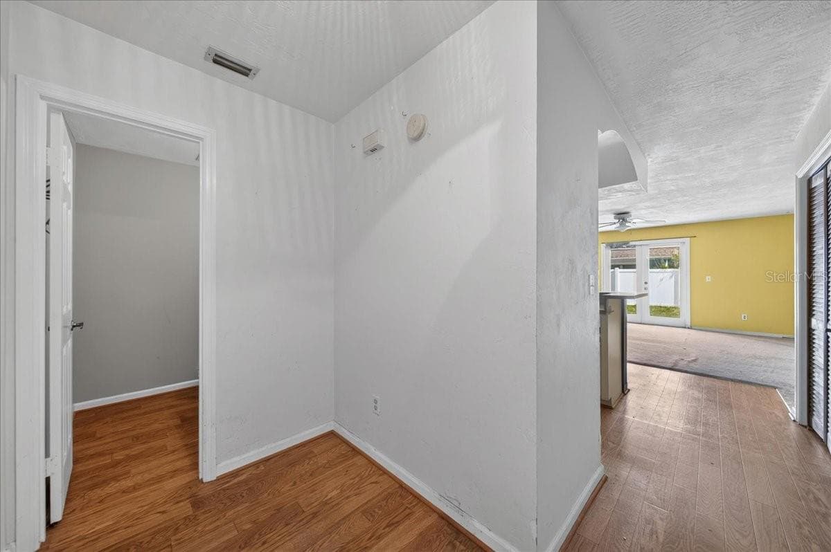 Unit 841 foyer and view towards the living area - 841 E 14TH AVE, NEW SMYRNA BEACH