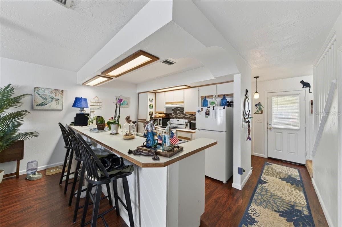 Unit 847 Kitchen with view of the breakfast bar - 841 E 14TH AVE, NEW SMYRNA BEACH
