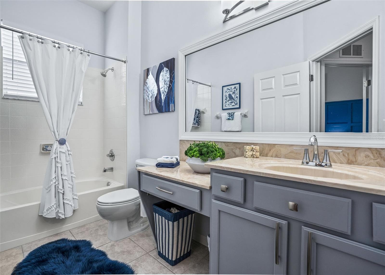 Guest bathroom w/Tiled Tub & Shower combination - 12056 SE 178TH ST, SUMMERFIELD