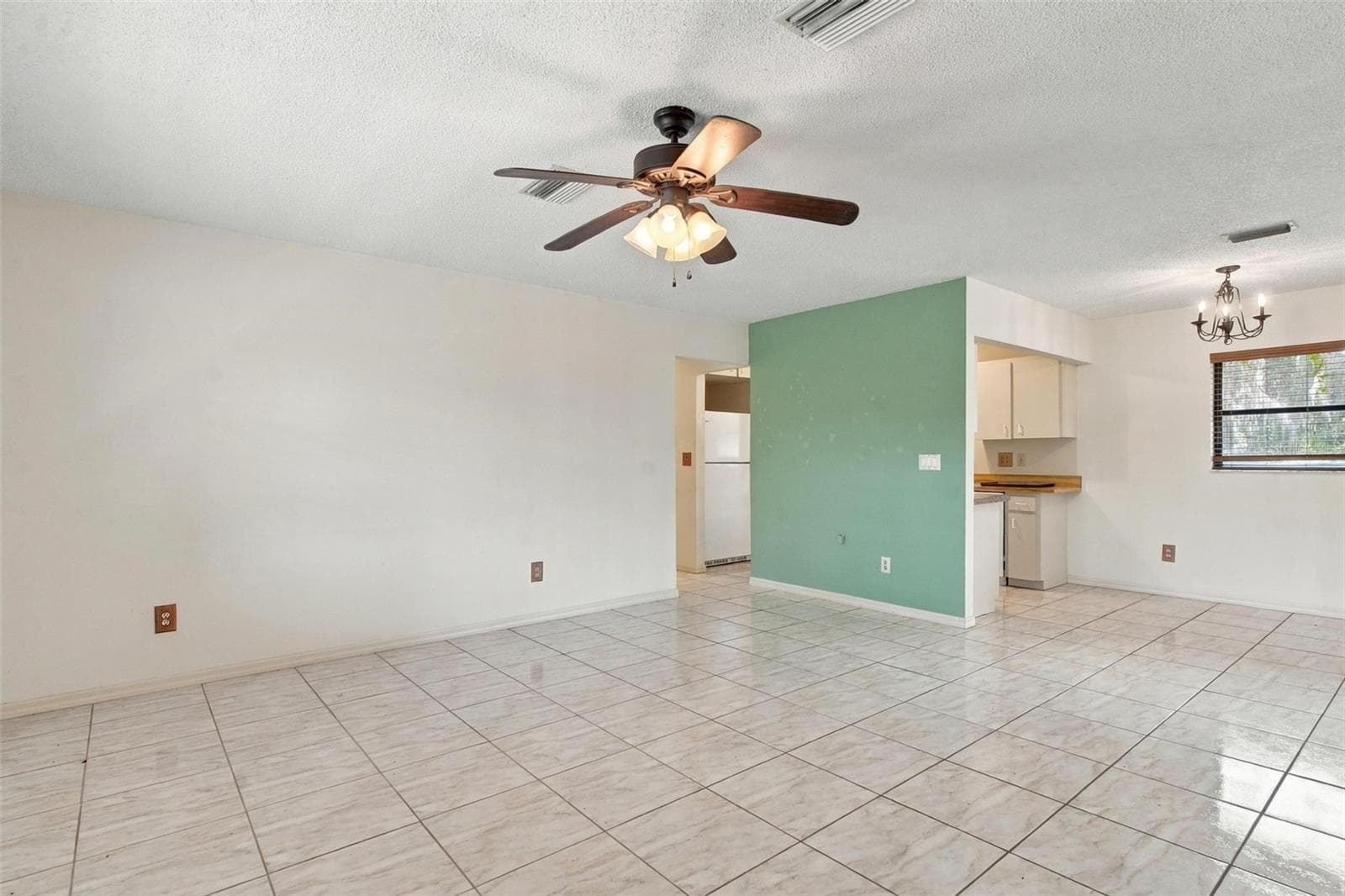 Guest house living room. - 10131 SE 170TH LN, SUMMERFIELD