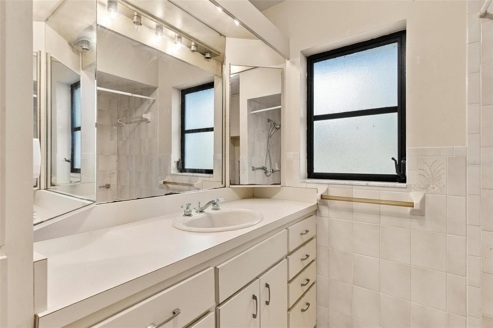 Guest house bathroom. - 10131 SE 170TH LN, SUMMERFIELD