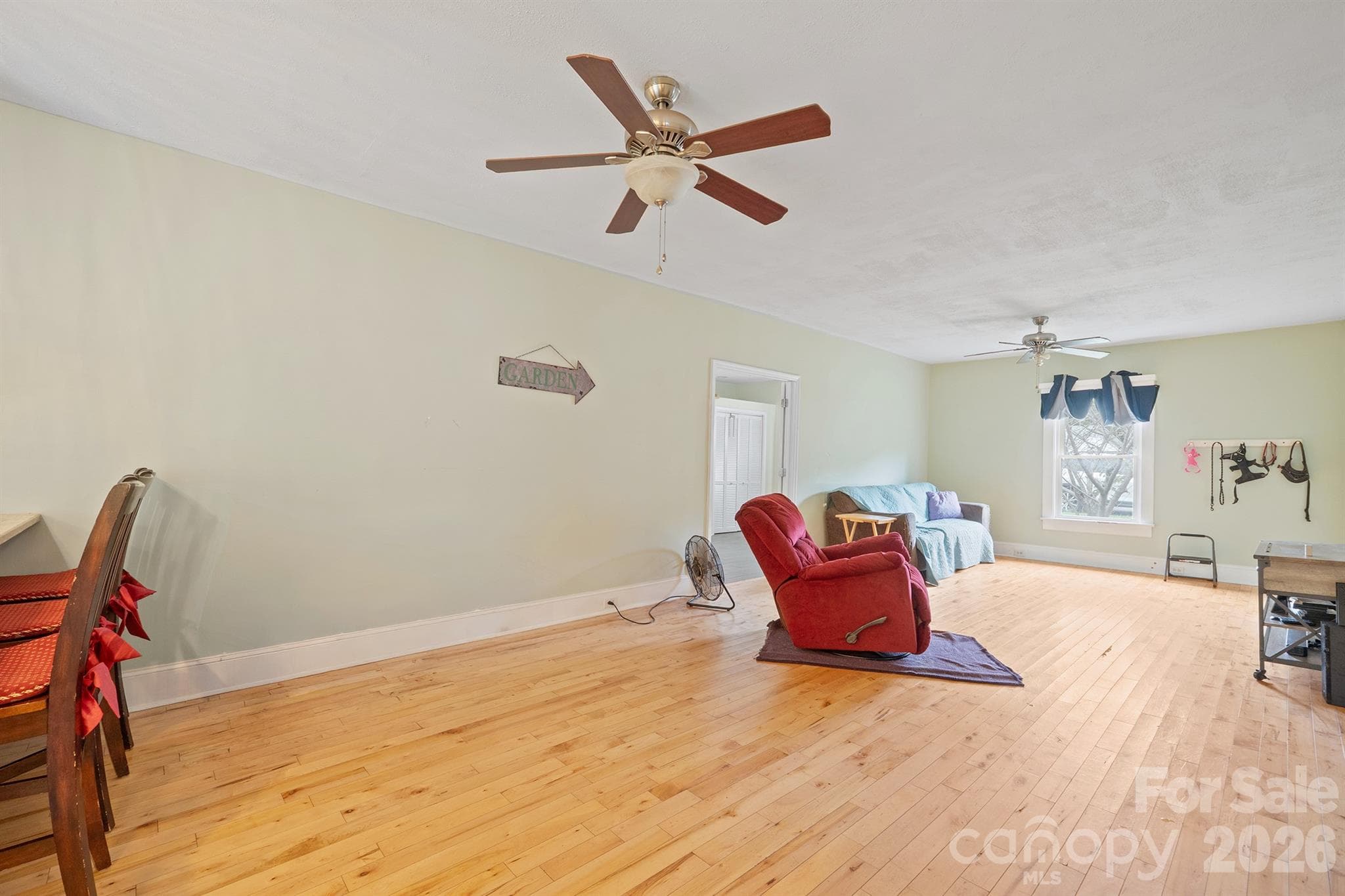 Single Family Residence at 228 Hazeleen Avenue, Belmont, photo 4 of 31