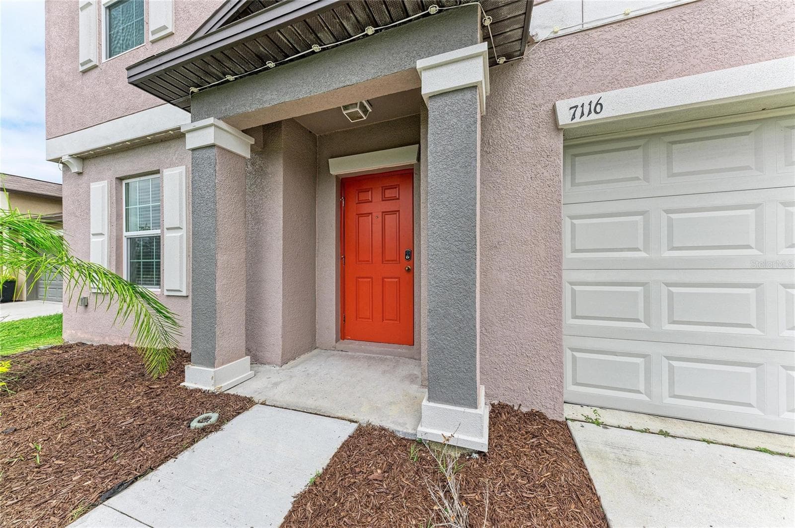 Elegant columned portico - 7116 FERN GARDEN CT, SUN CITY CENTER