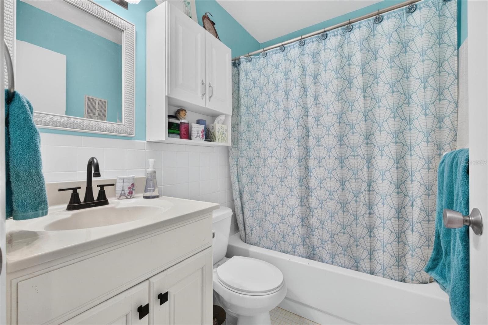 Guest Batheroom w/Updated vanity - 2287 PHILIPPINE DR #9, CLEARWATER