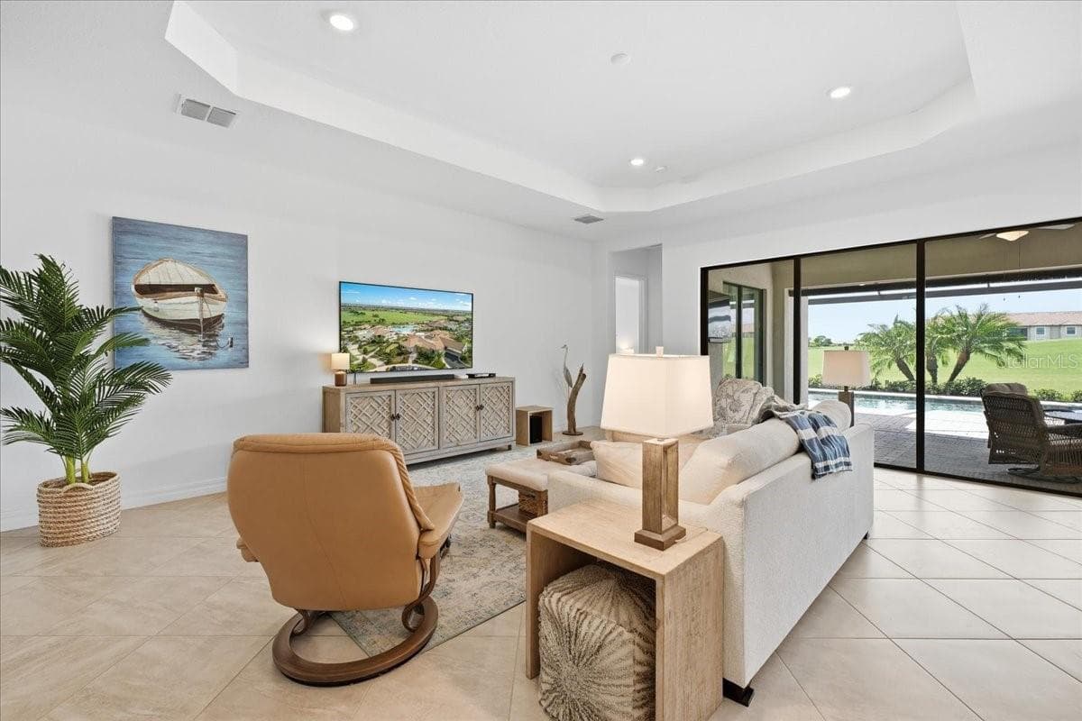 Single Family Residence at 5716 CHEECH GLN, LAKEWOOD RANCH, photo 18 of 89