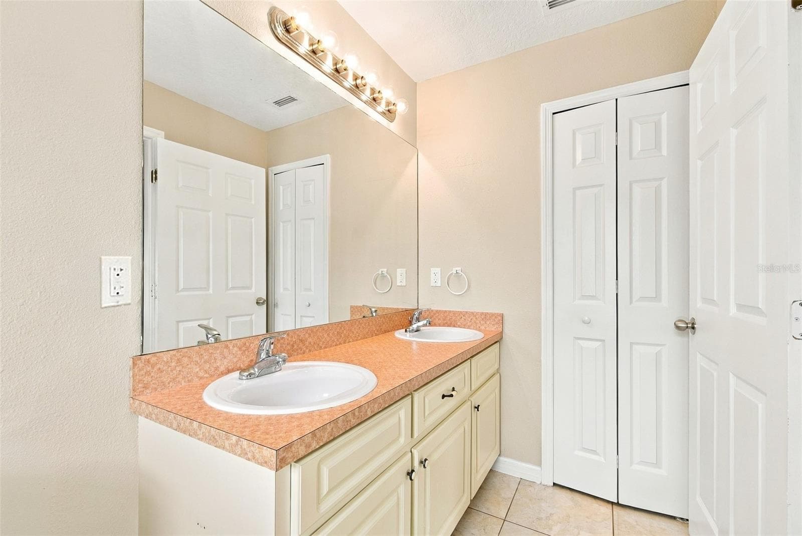 Single Family Residence at 942 WILLIE MAYS PKWY, ORLANDO, photo 13 of 16