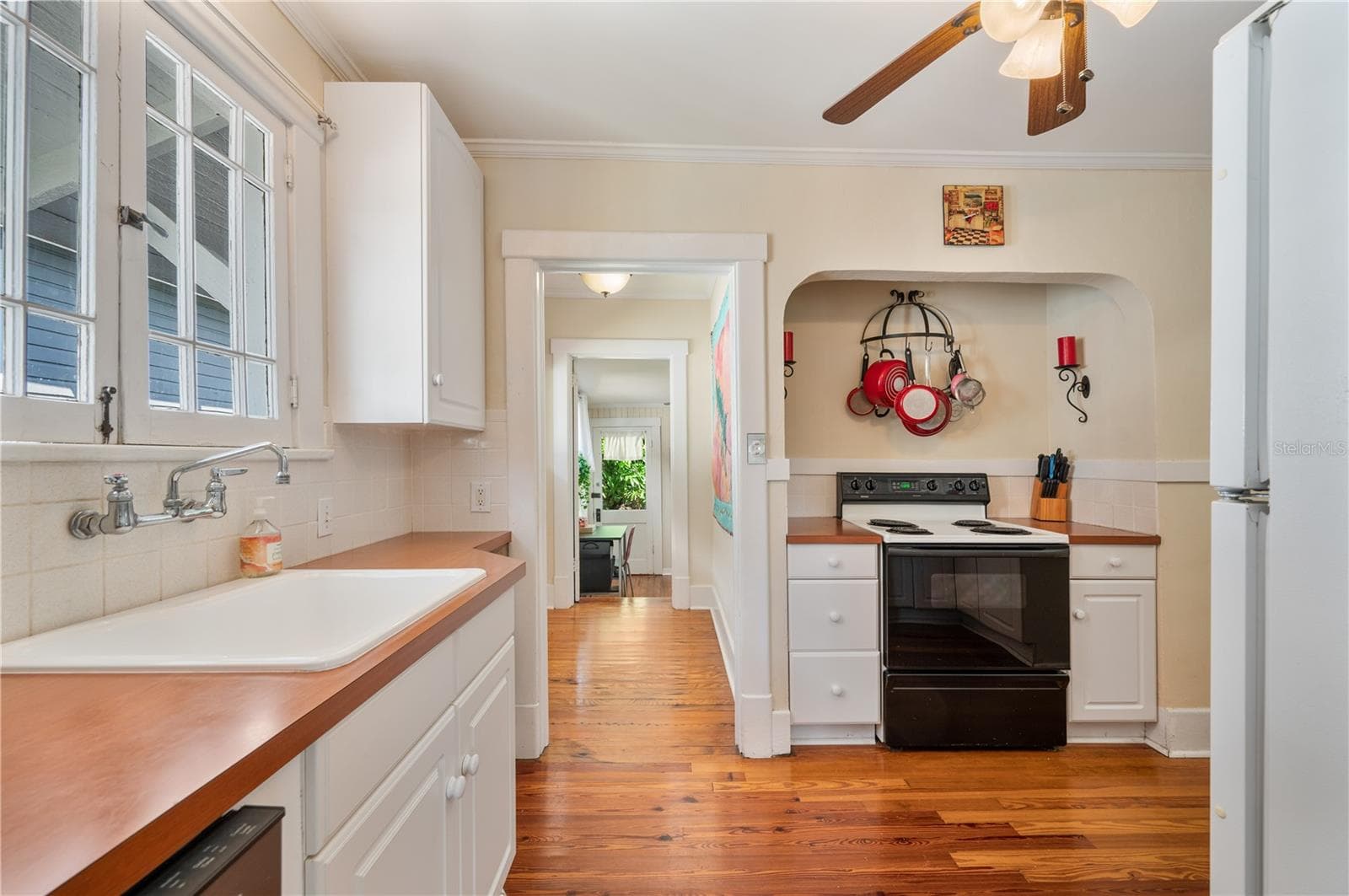 Kitchen with full appliance suite- charming arched alcove for the range - 412 E PALM DR, LAKELAND