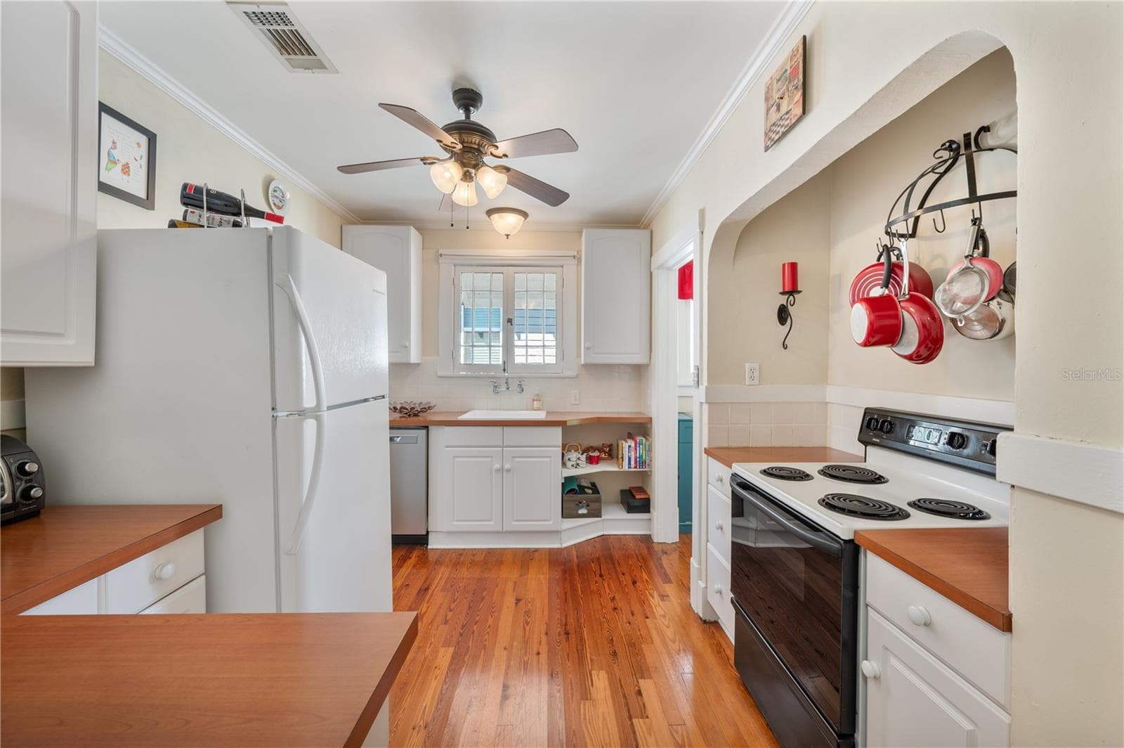 Kitchen with full appliance suite - 412 E PALM DR, LAKELAND