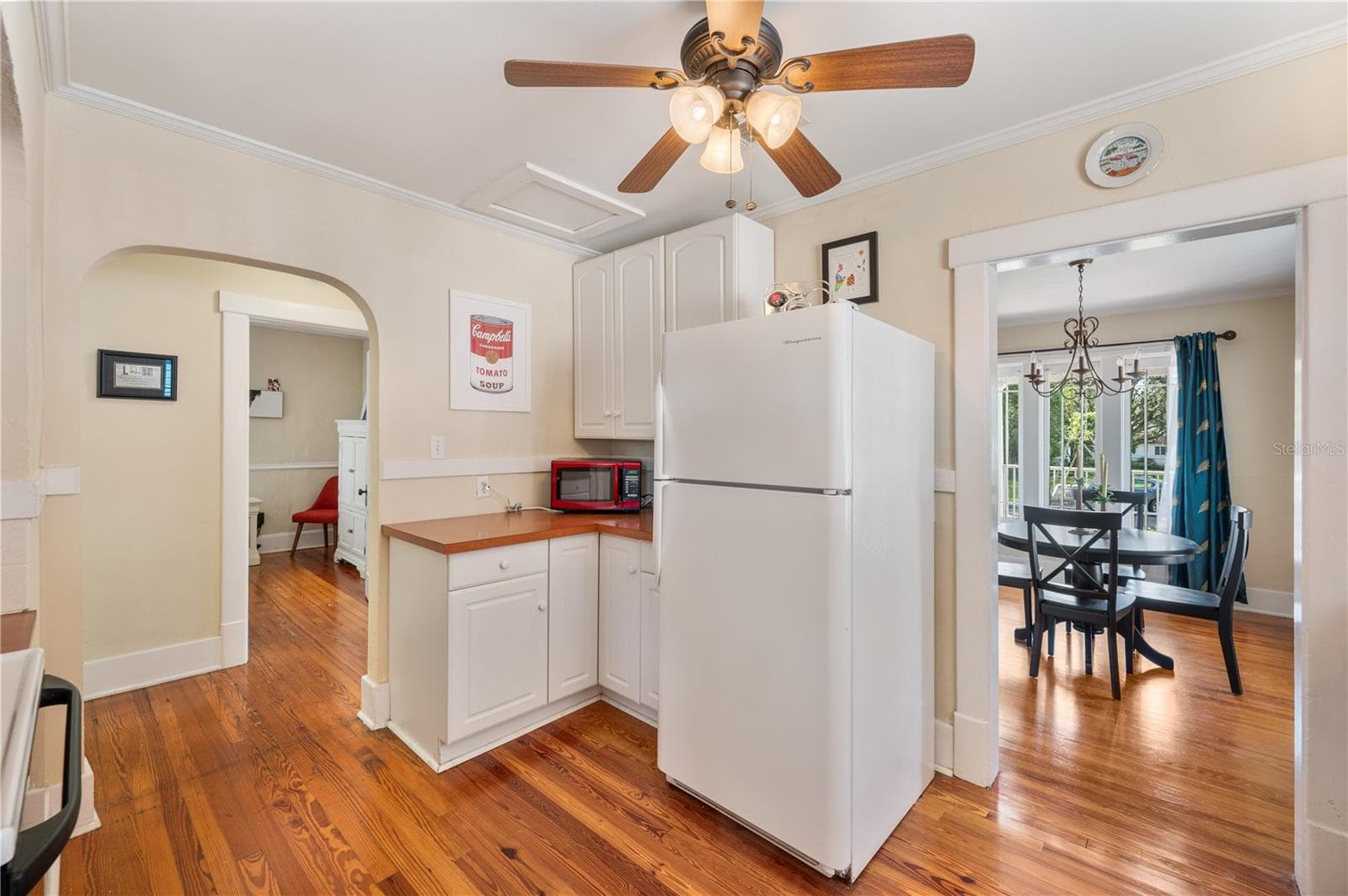Kitchen with full appliance suite - 412 E PALM DR, LAKELAND