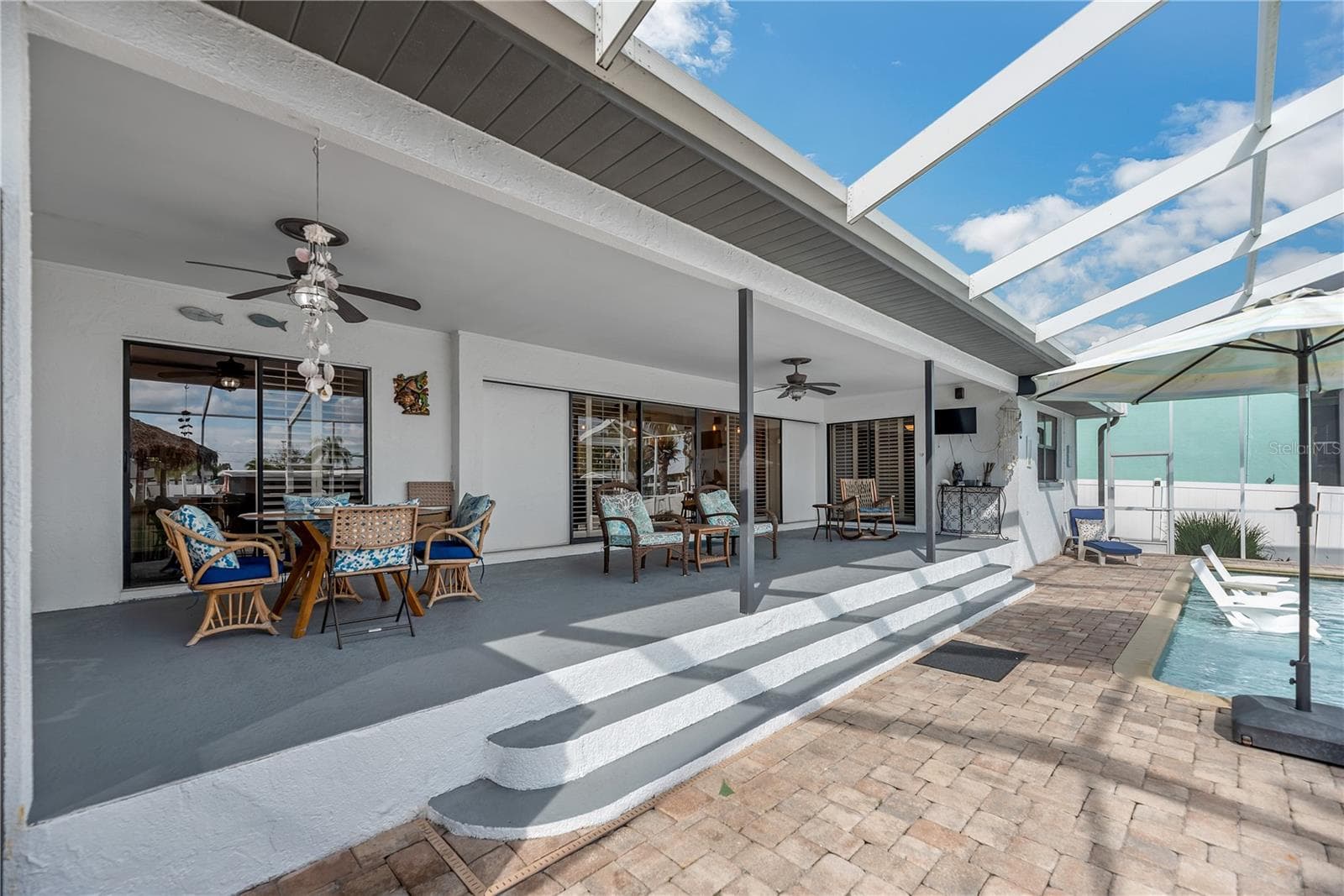 Step outside to an expansive covered and screened outdoor retreat. - 743 KINGSTON CT, APOLLO BEACH