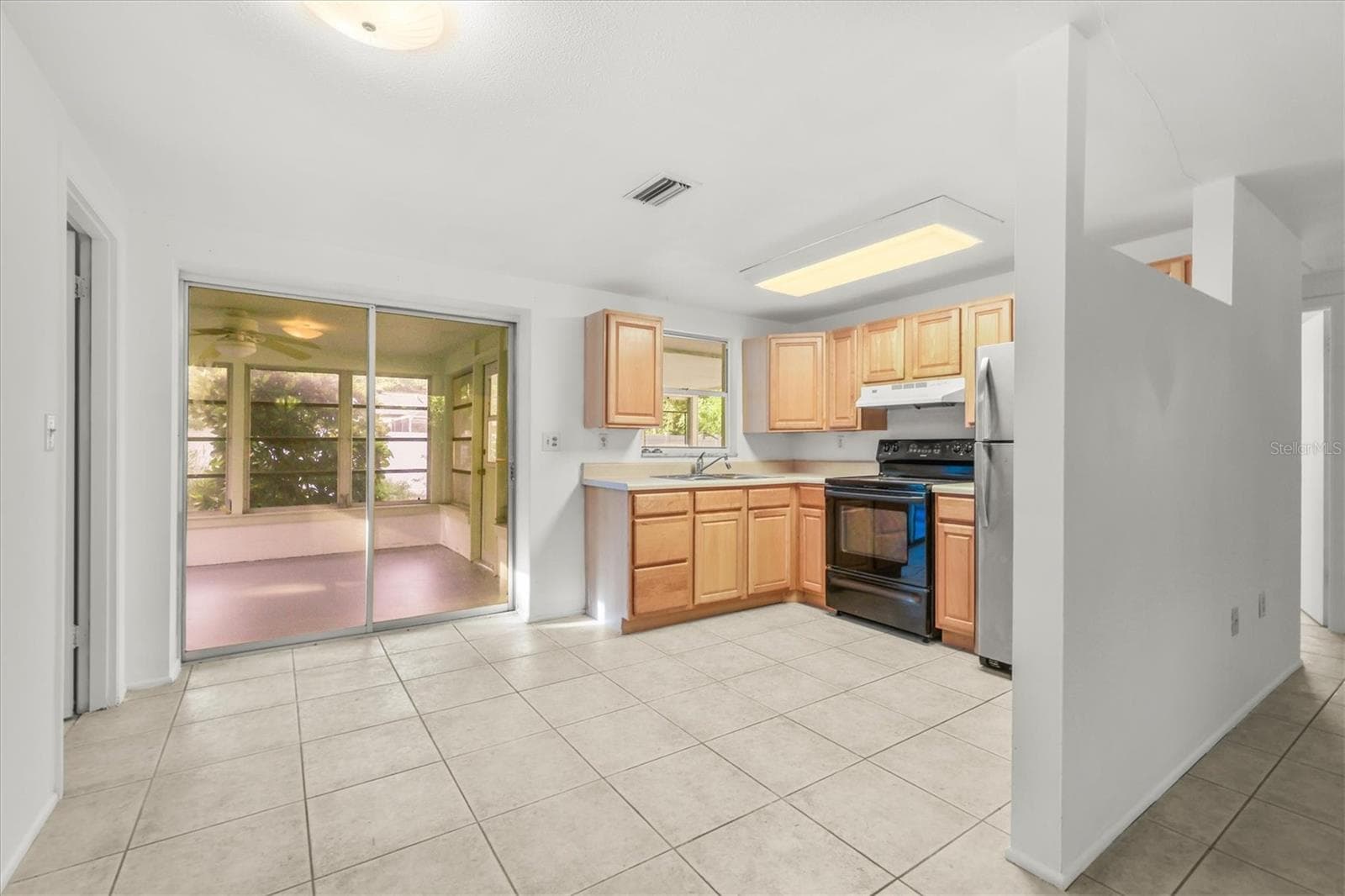 Single Family Residence at 260 SHAMROCK DR, VENICE, photo 16 of 73