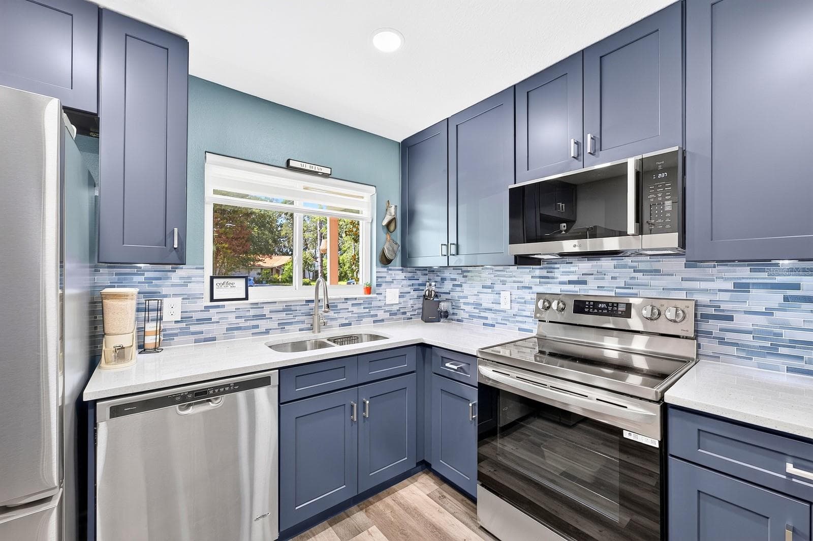 Stainless steel appliances. - 10113 ALLENBY CT, ORLANDO